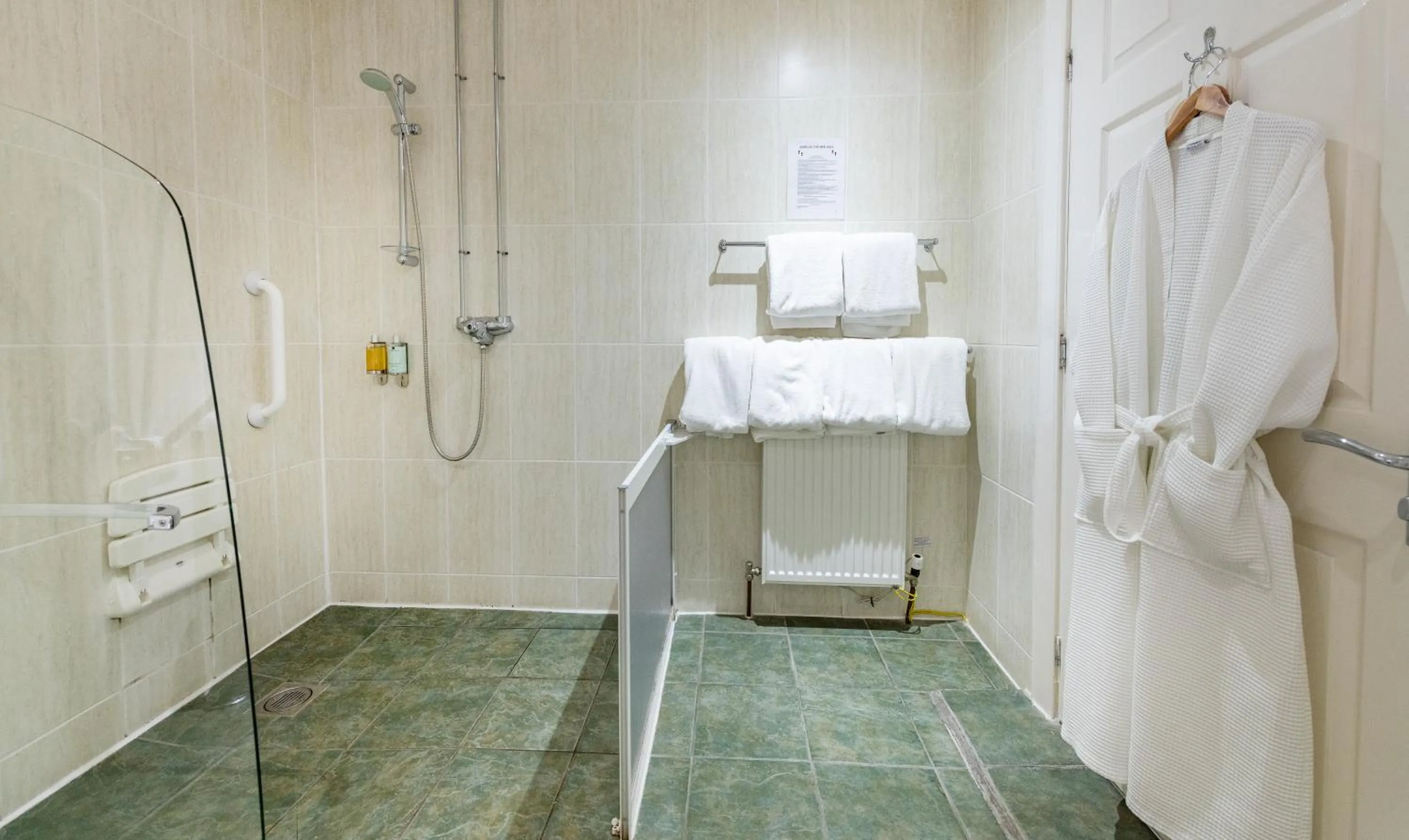 Bathroom in The Lovat, Loch Ness