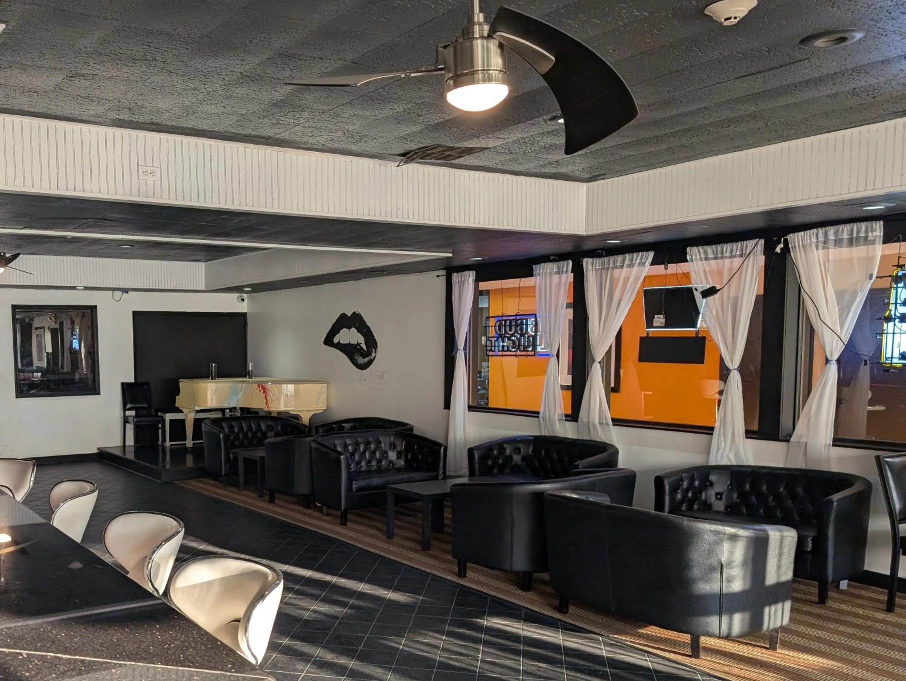 Lounge or bar in Fairmount Inn & Suites - Stroudsburg, Poconos