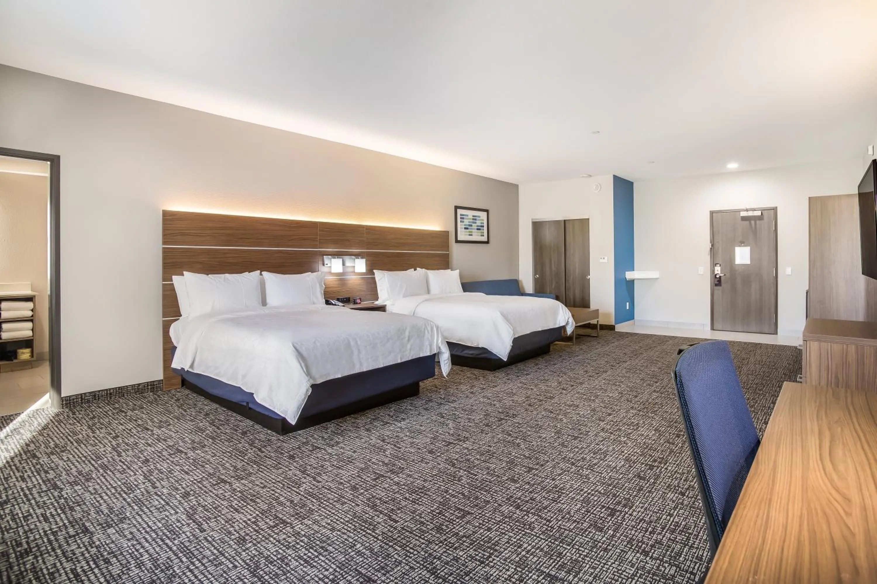 Photo of the whole room, Bed in Holiday Inn Express & Suites Tulsa East - Catoosa by IHG