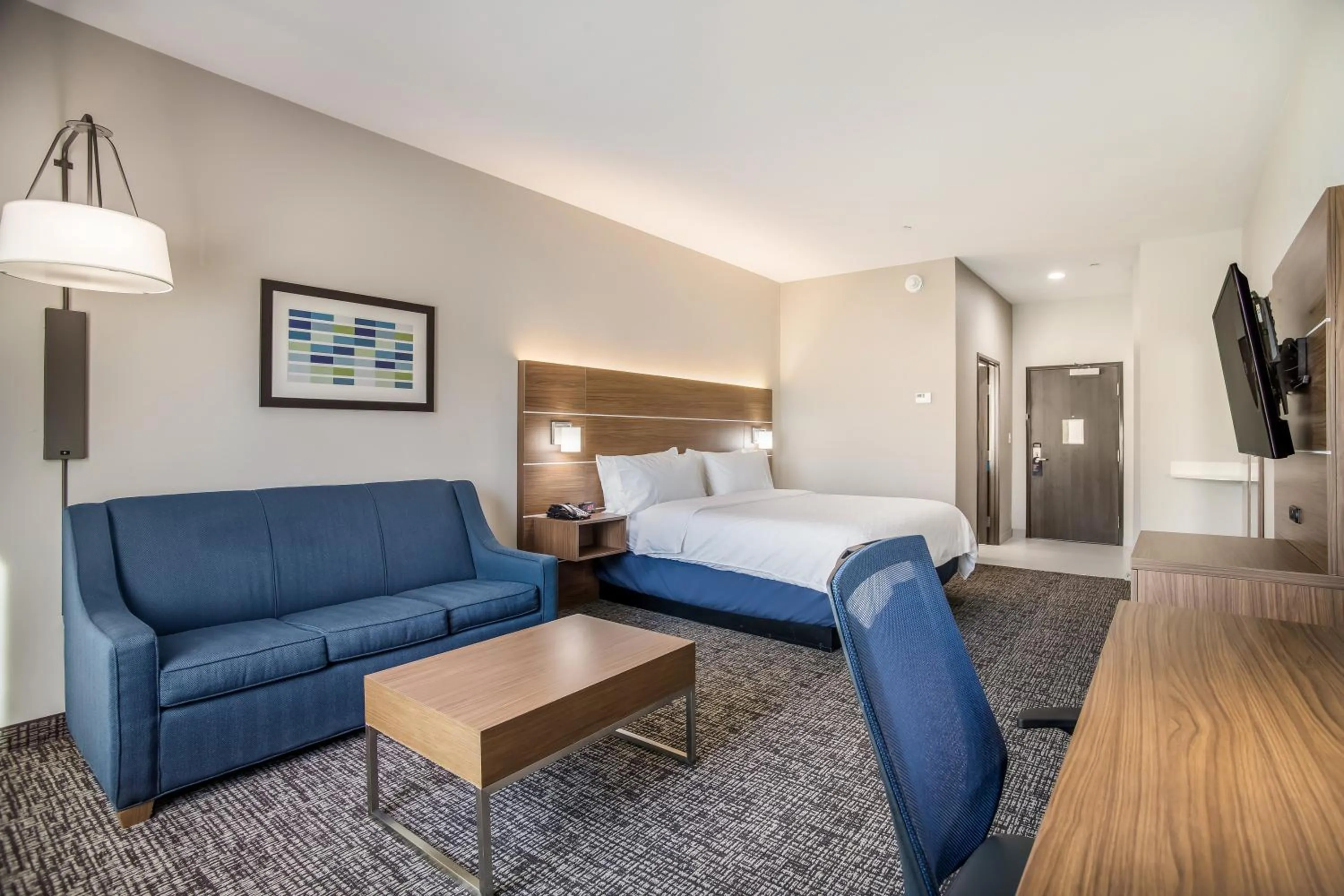 Photo of the whole room, Bed in Holiday Inn Express & Suites Tulsa East - Catoosa by IHG