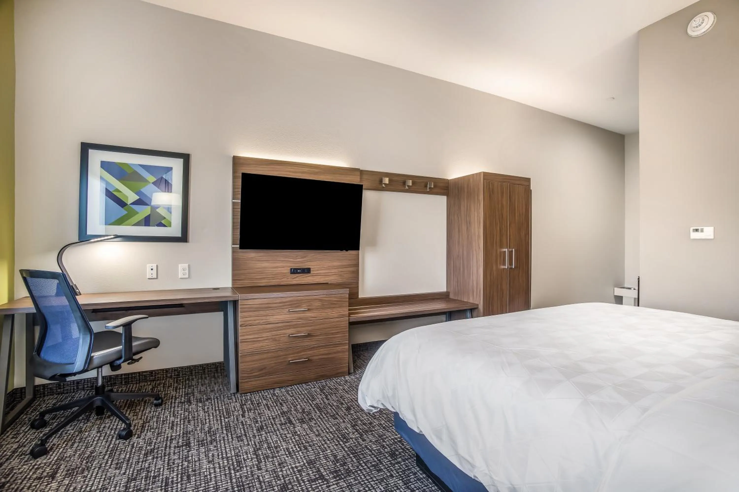 Photo of the whole room, Bed in Holiday Inn Express & Suites Tulsa East - Catoosa by IHG