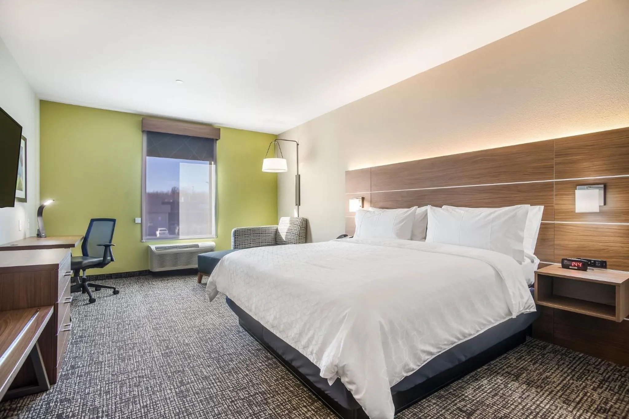 Photo of the whole room, Bed in Holiday Inn Express & Suites Tulsa East - Catoosa by IHG