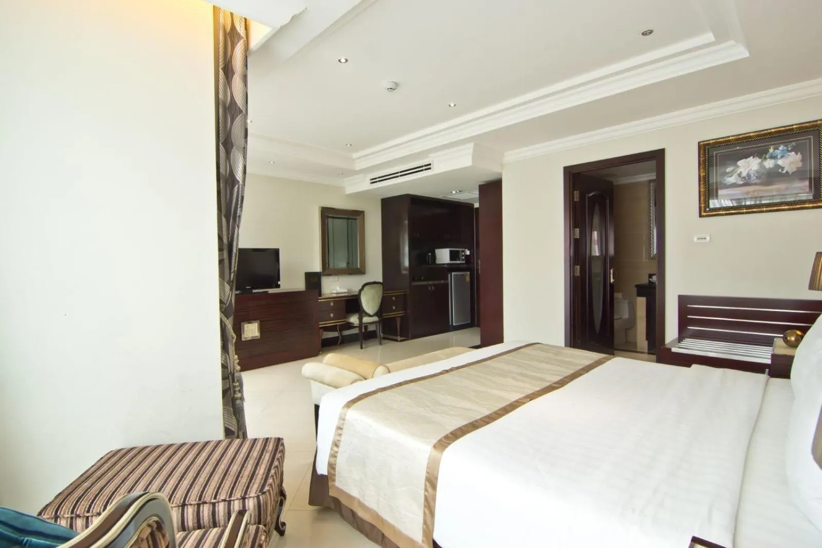 Coffee/tea facilities, Bed in LK Royal Wing