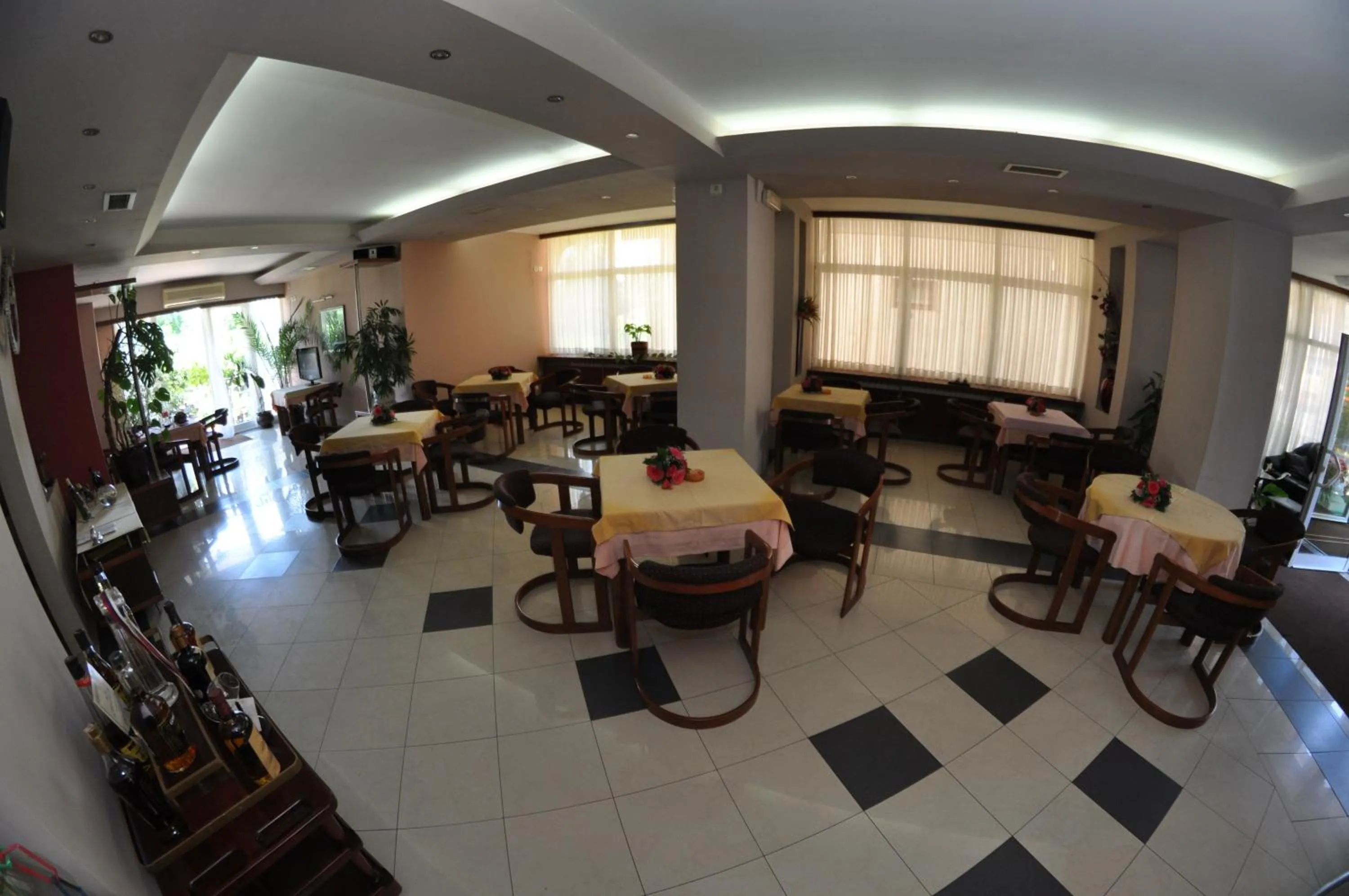 Restaurant/places to eat in Hotel Royal