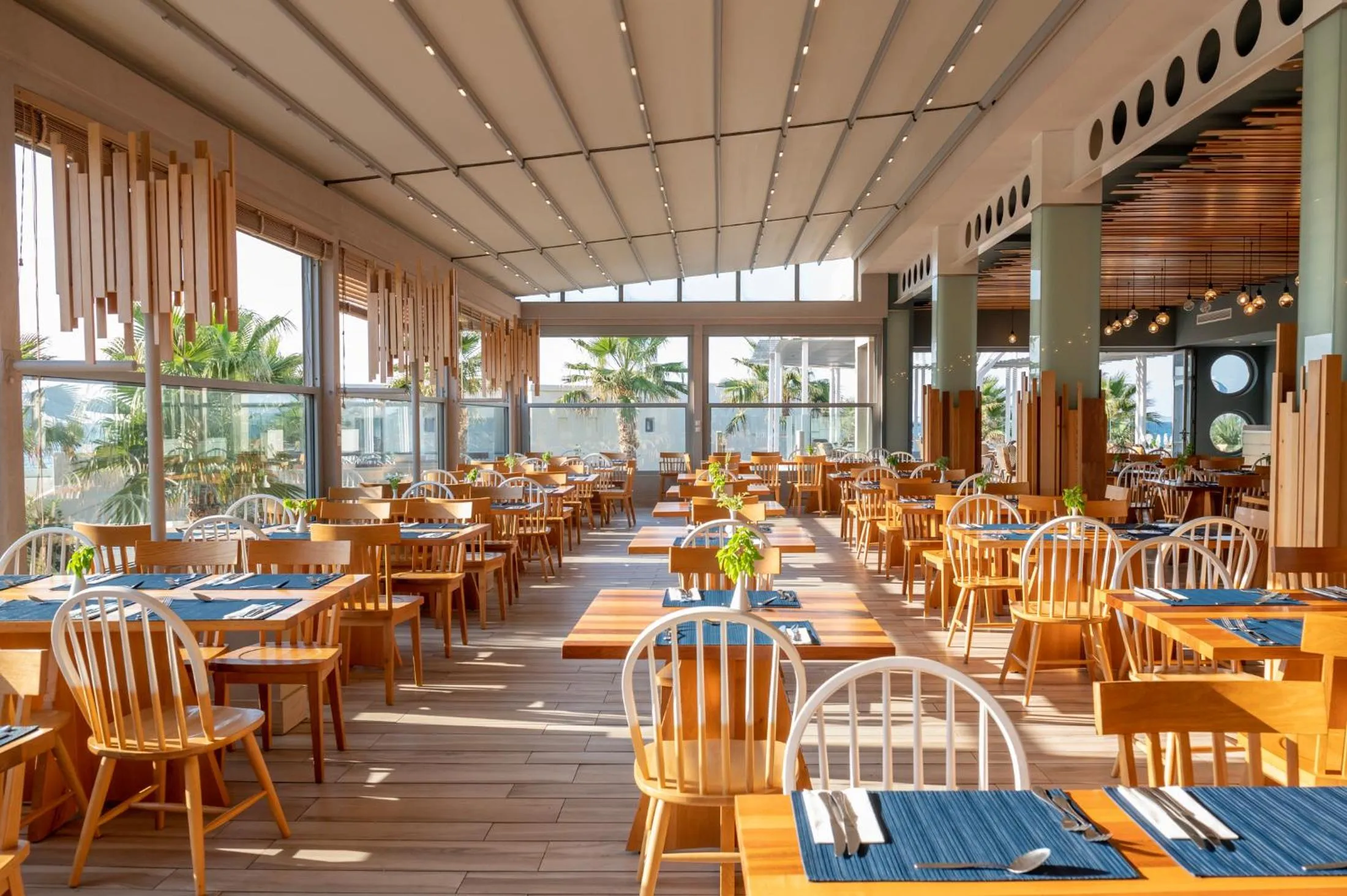 Restaurant/places to eat in Lyttos Beach