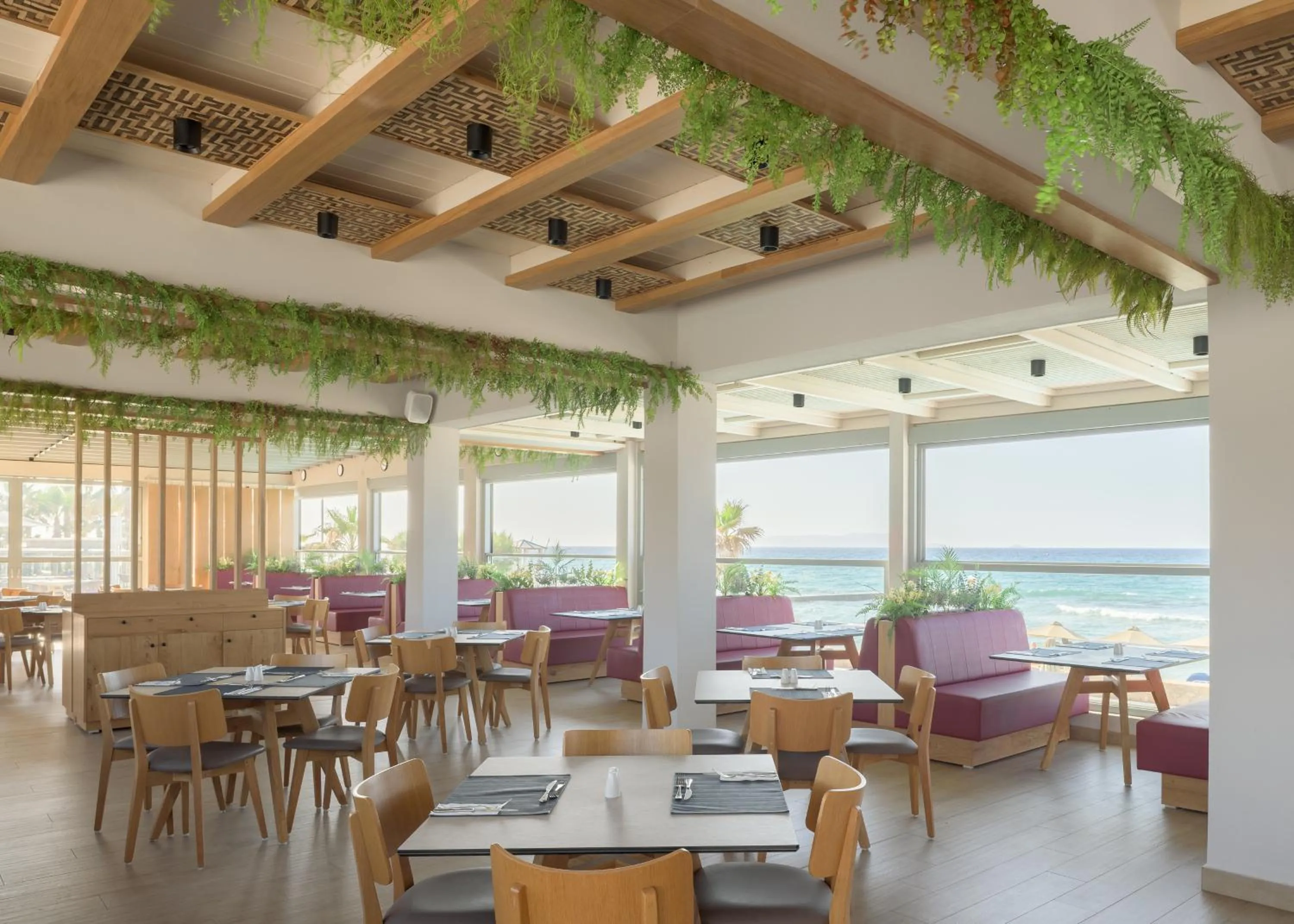 Restaurant/places to eat in Lyttos Beach