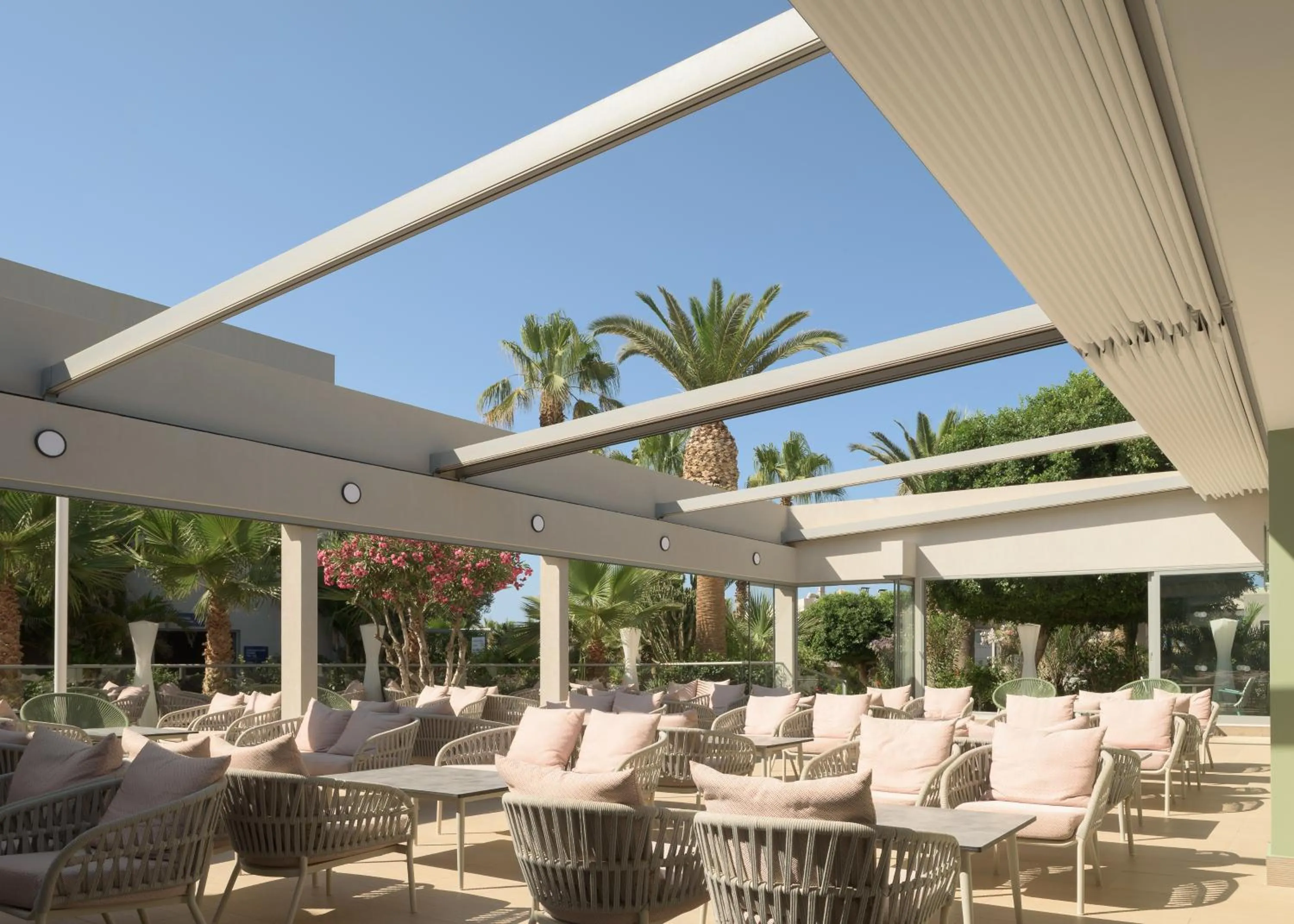 Restaurant/places to eat in Lyttos Beach