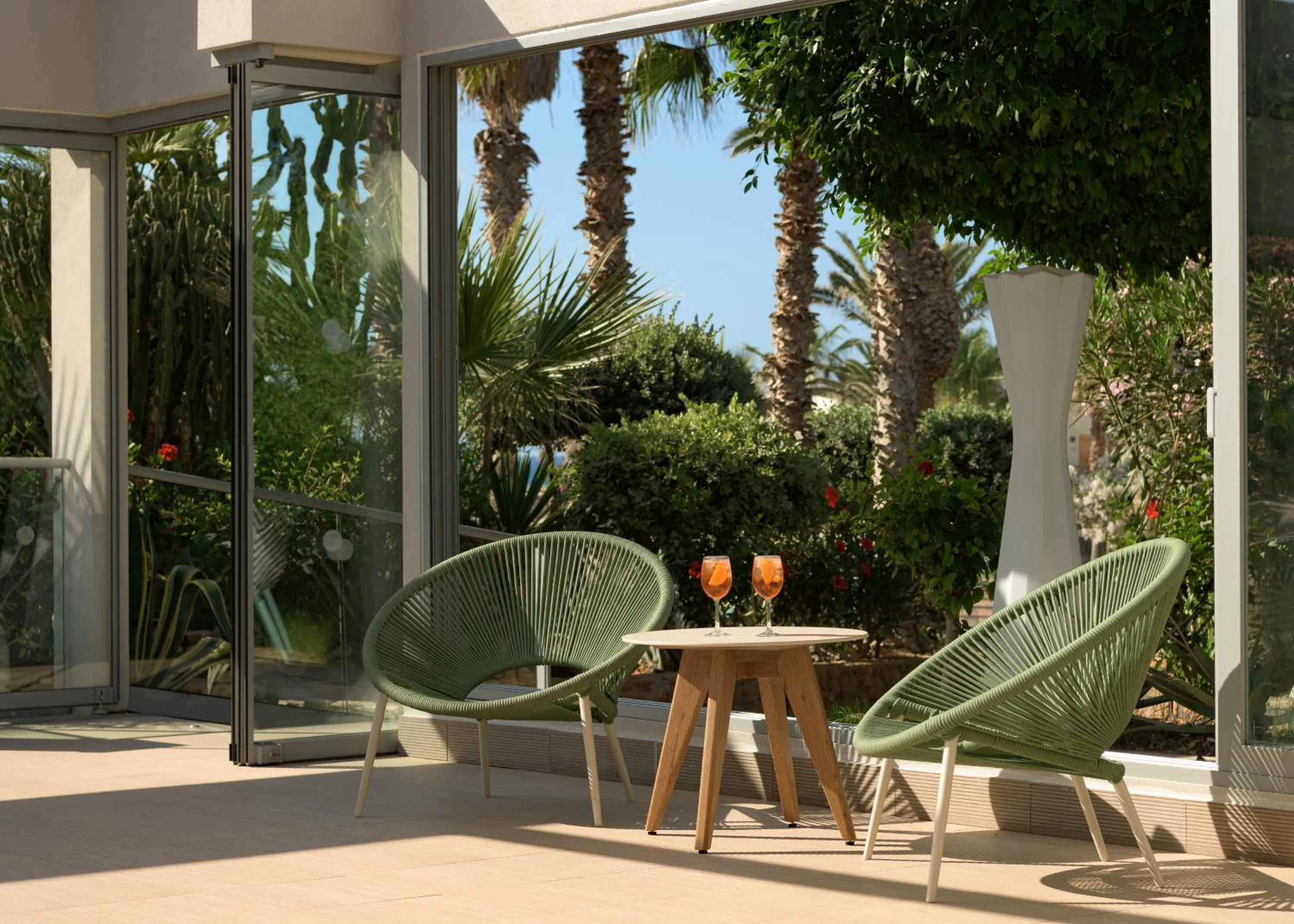 Restaurant/places to eat in Lyttos Beach