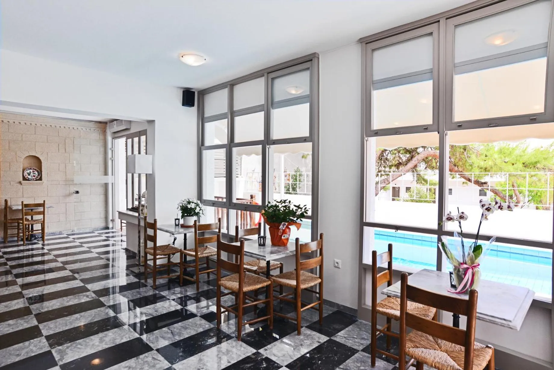 Restaurant/places to eat in Erato Hotel