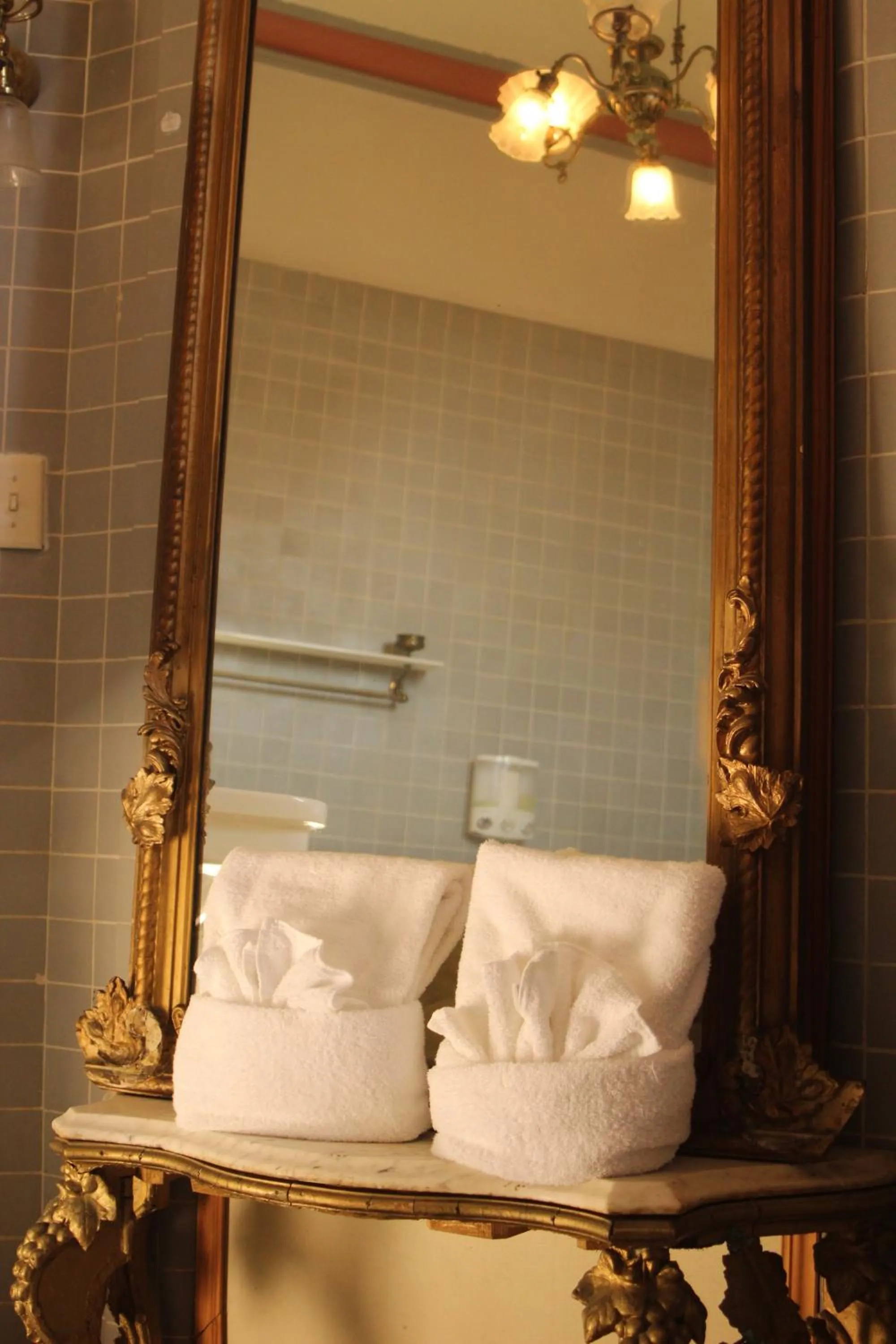 Bathroom, Bed in Henderson Castle Inn