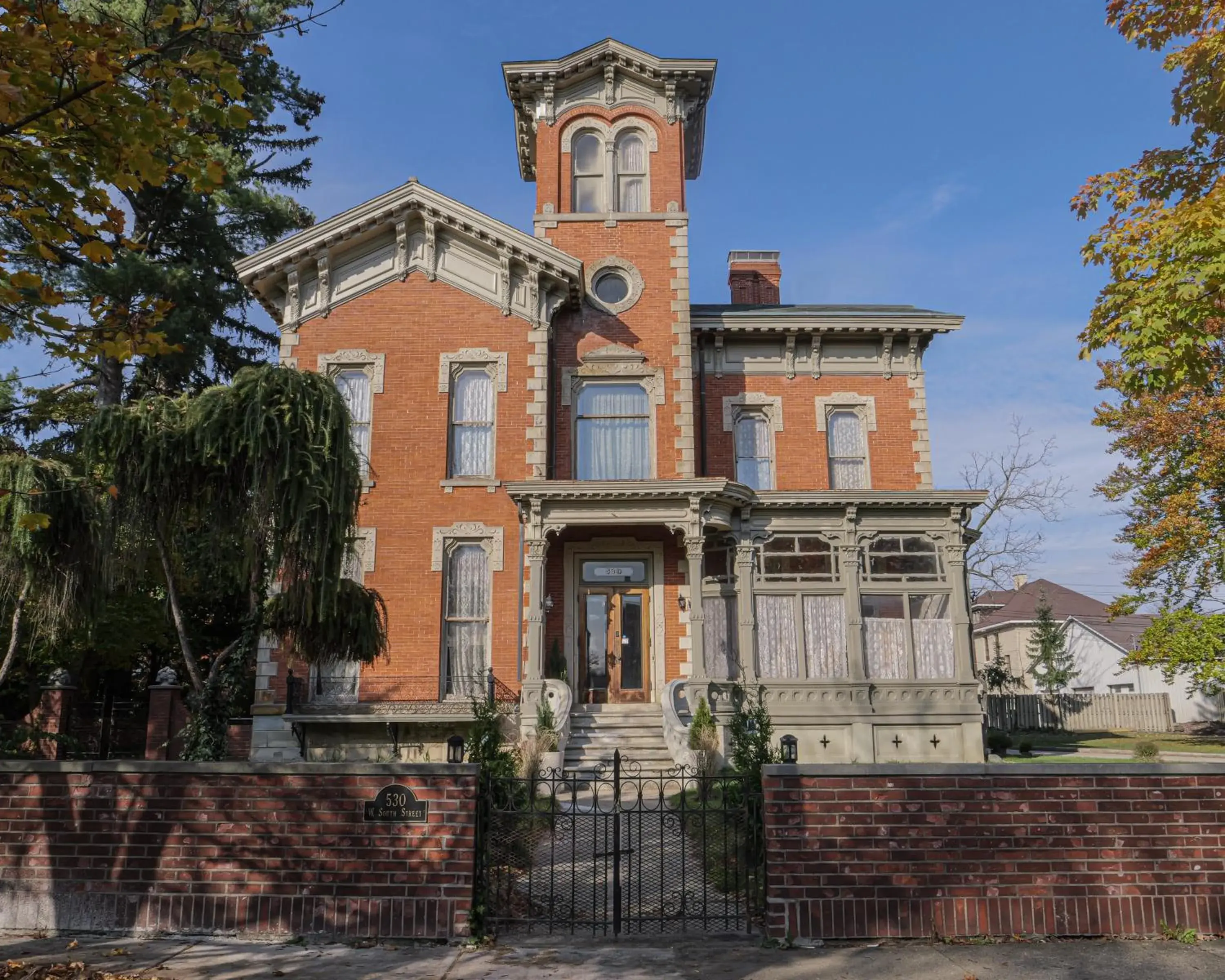 Deluxe Double Room (2 Adults + 1 Child) in Henderson Castle Inn Deluxe Double Room (2 Adults + 1 Child) in Henderson Castle Inn