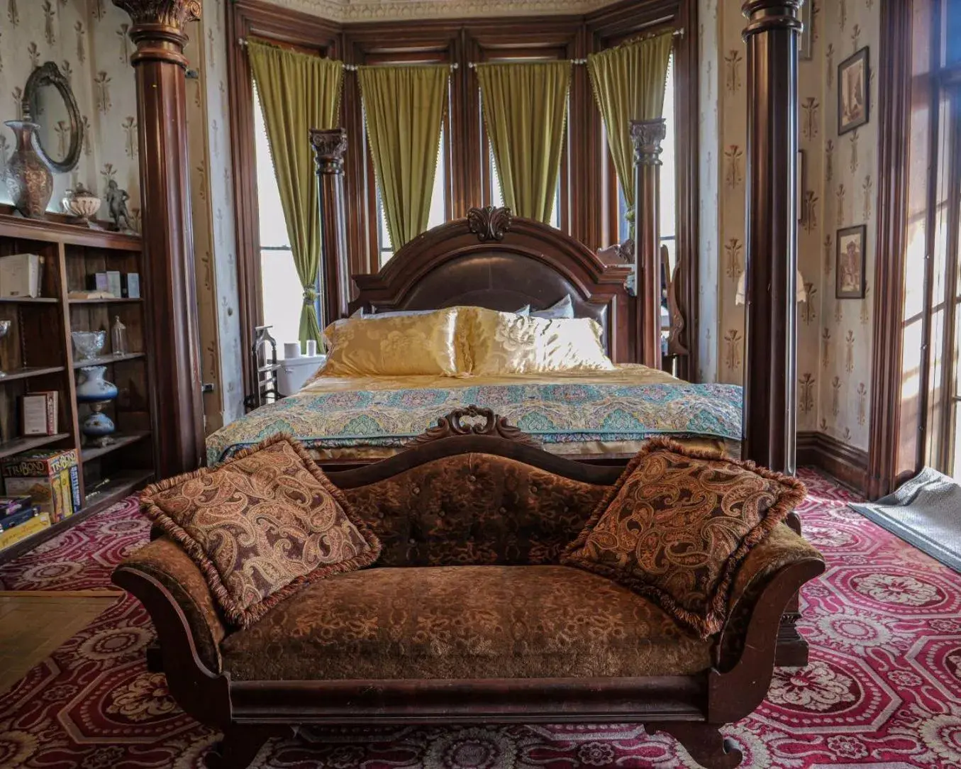 Deluxe Double Room with Bath in Henderson Castle Inn Deluxe Double Room with Bath in Henderson Castle Inn