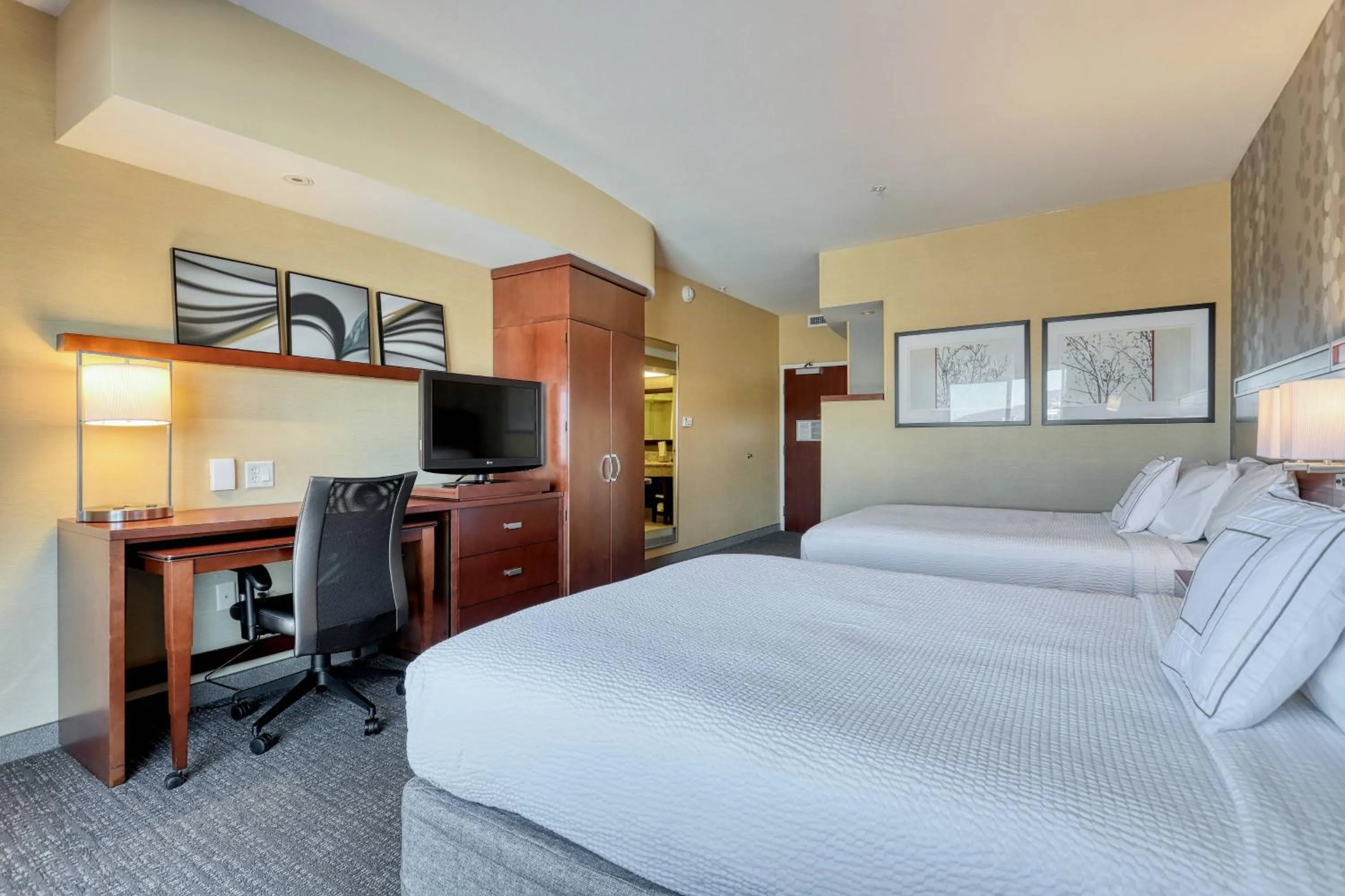 Photo of the whole room, Bed in Courtyard by Marriott York