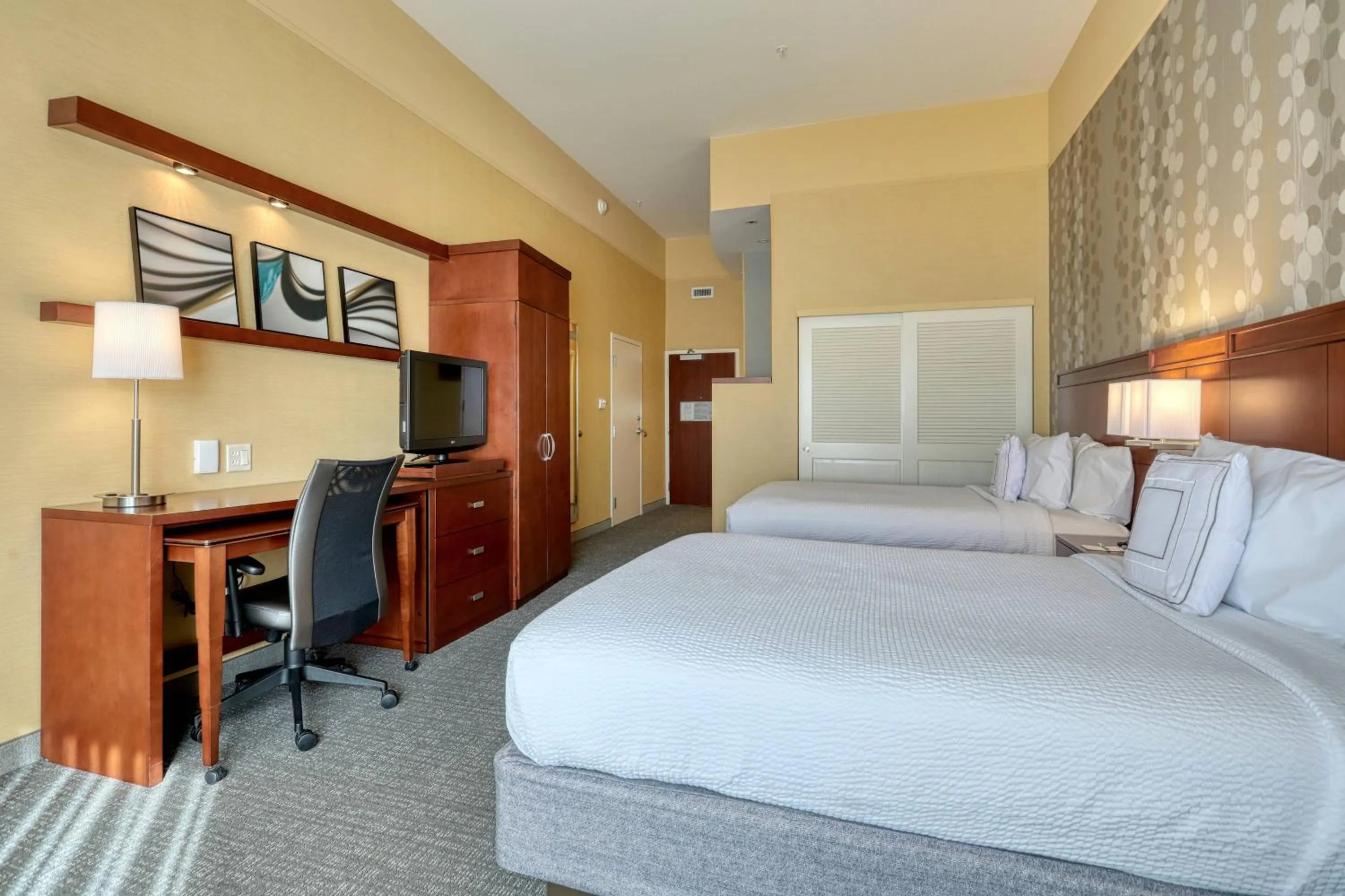 Photo of the whole room, Bed in Courtyard by Marriott York