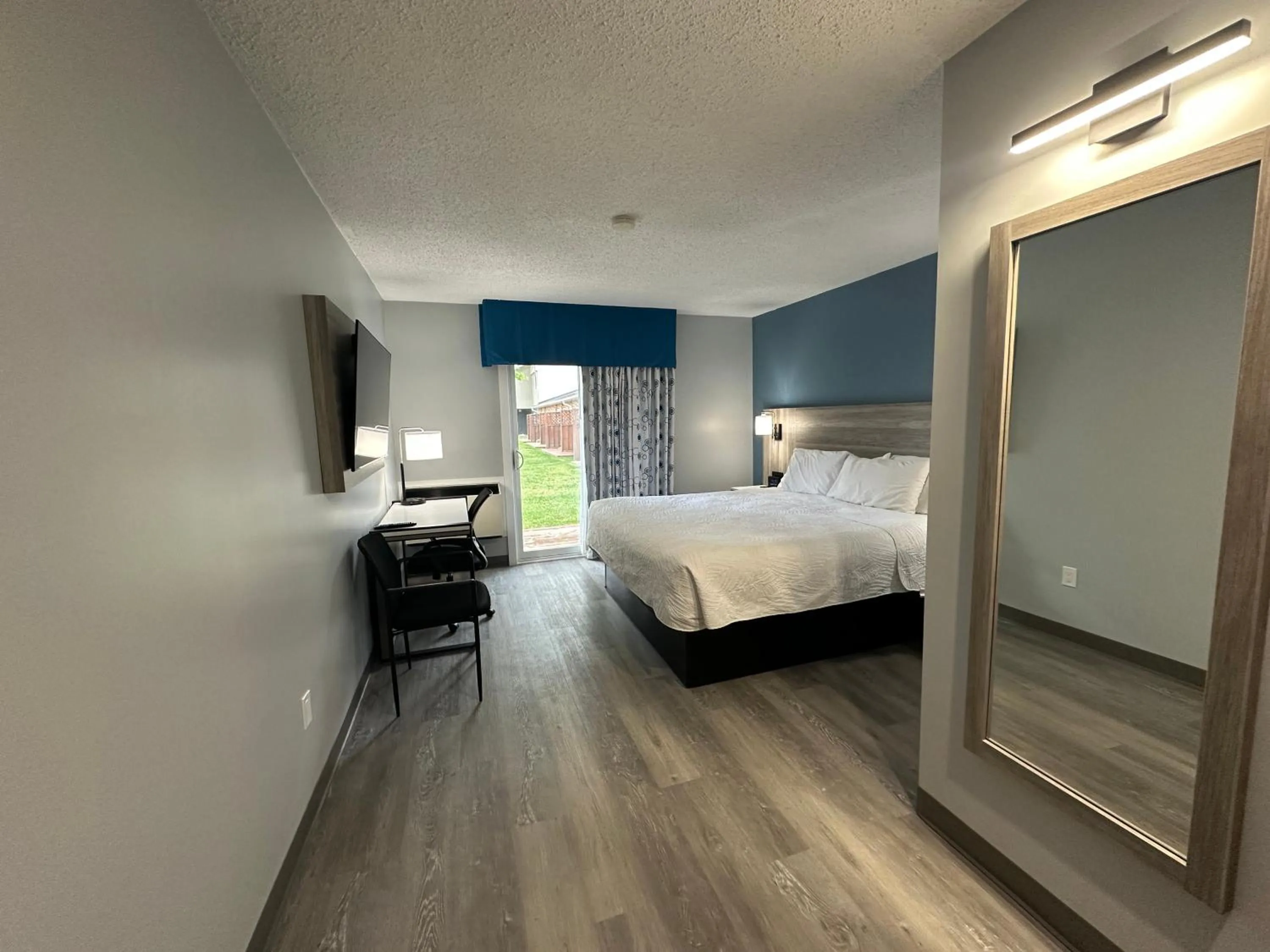 Bed in Travelodge by Wyndham Bracebridge