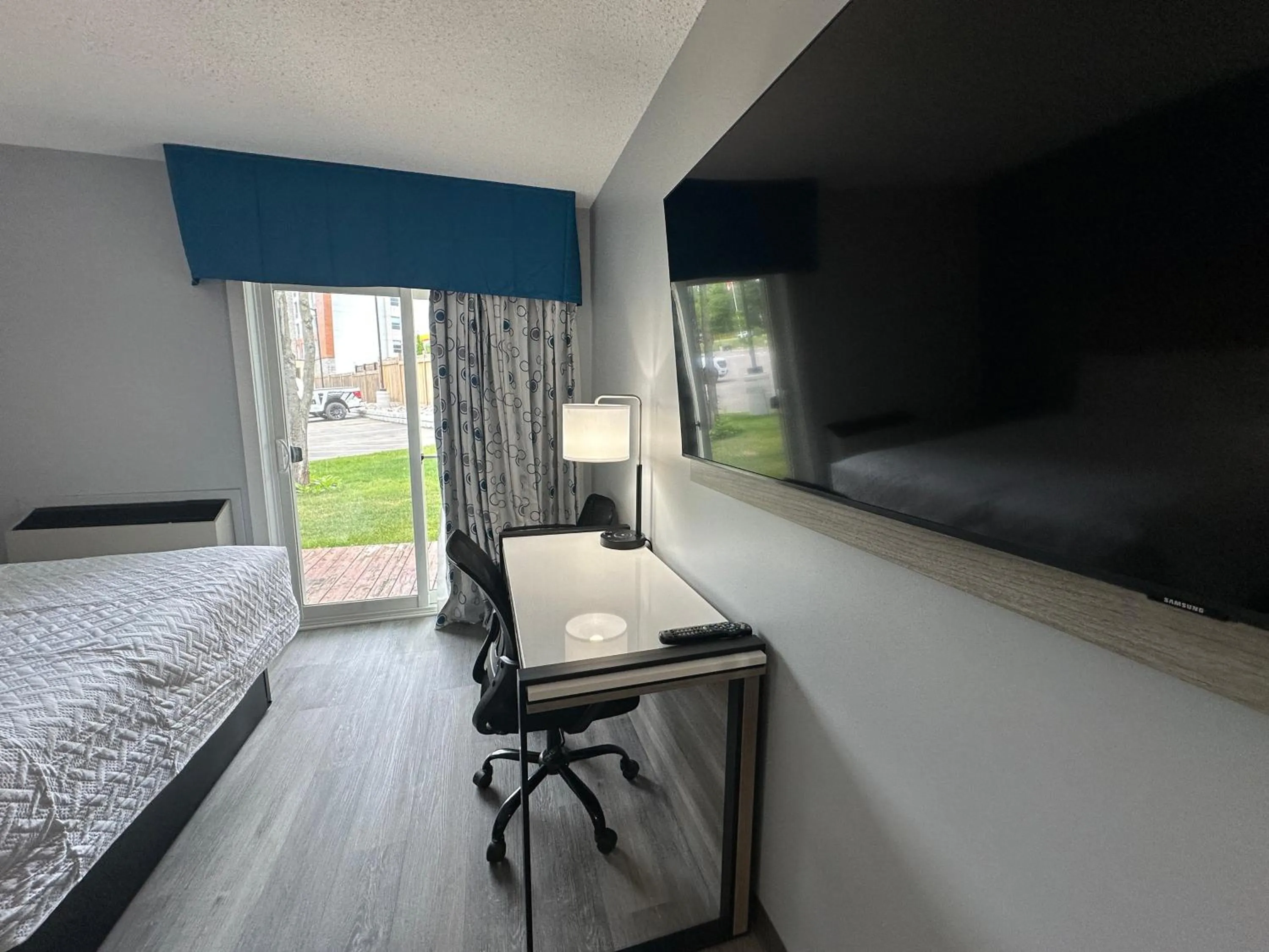 Patio, Bed in Travelodge by Wyndham Bracebridge