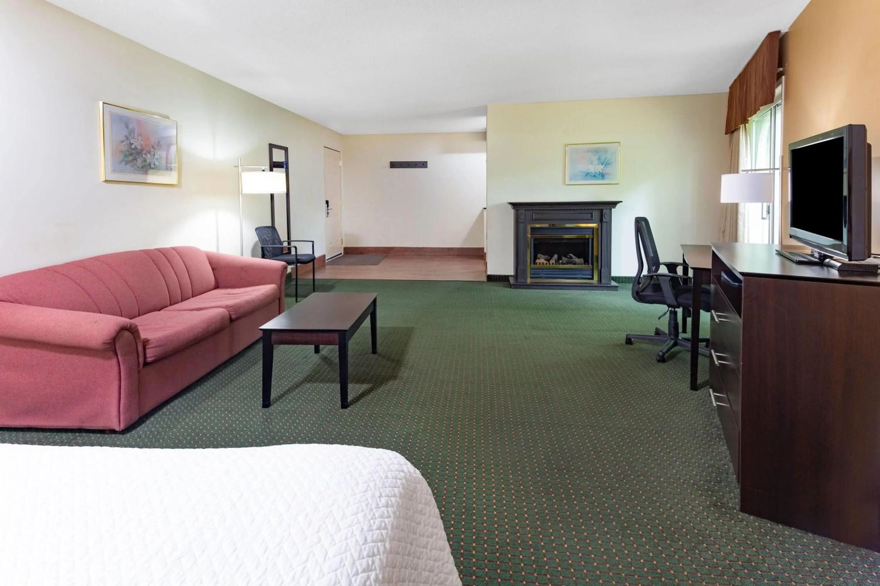 Photo of the whole room in Travelodge by Wyndham Bracebridge