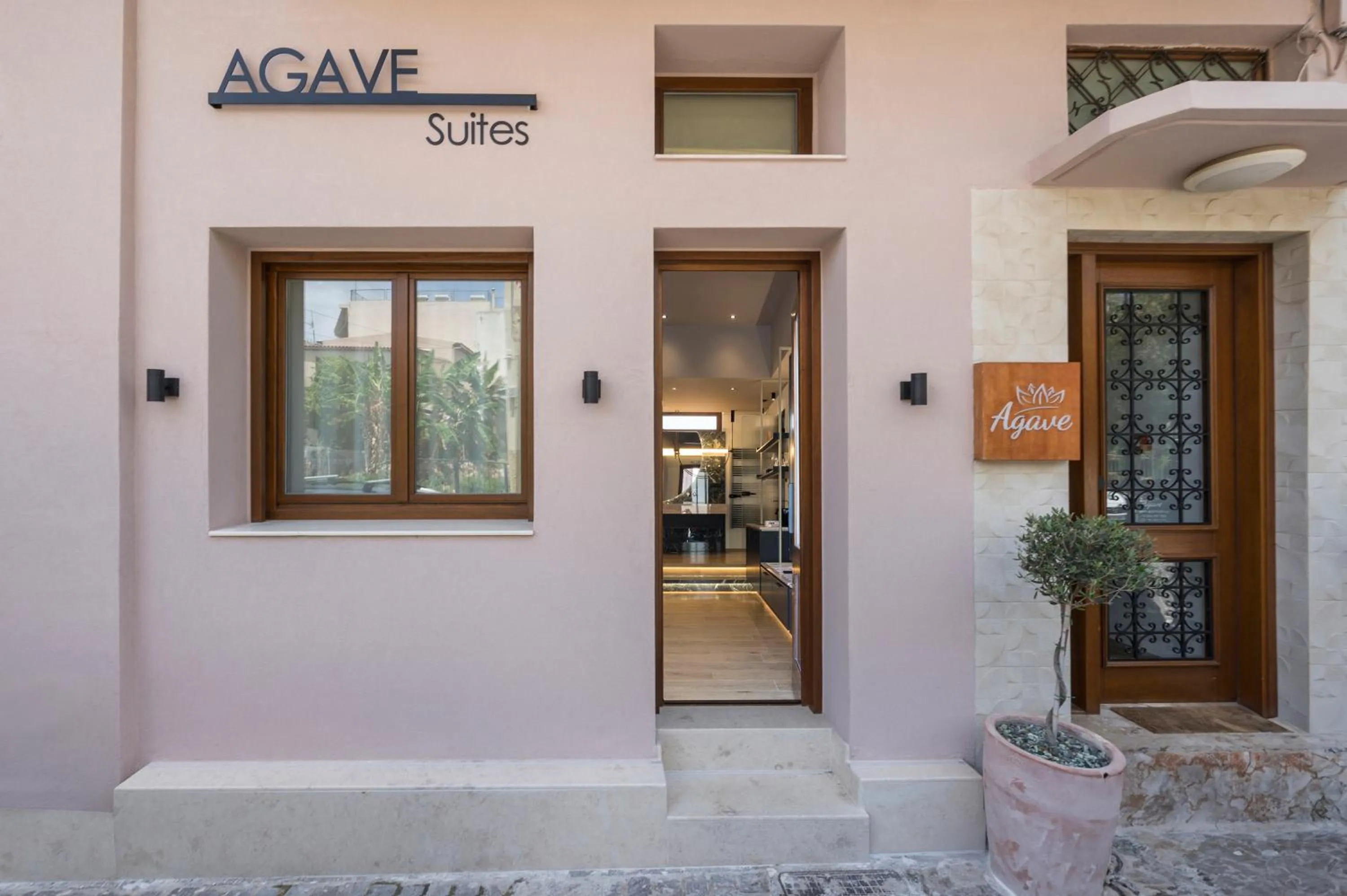 Facade/entrance in Agave Suites