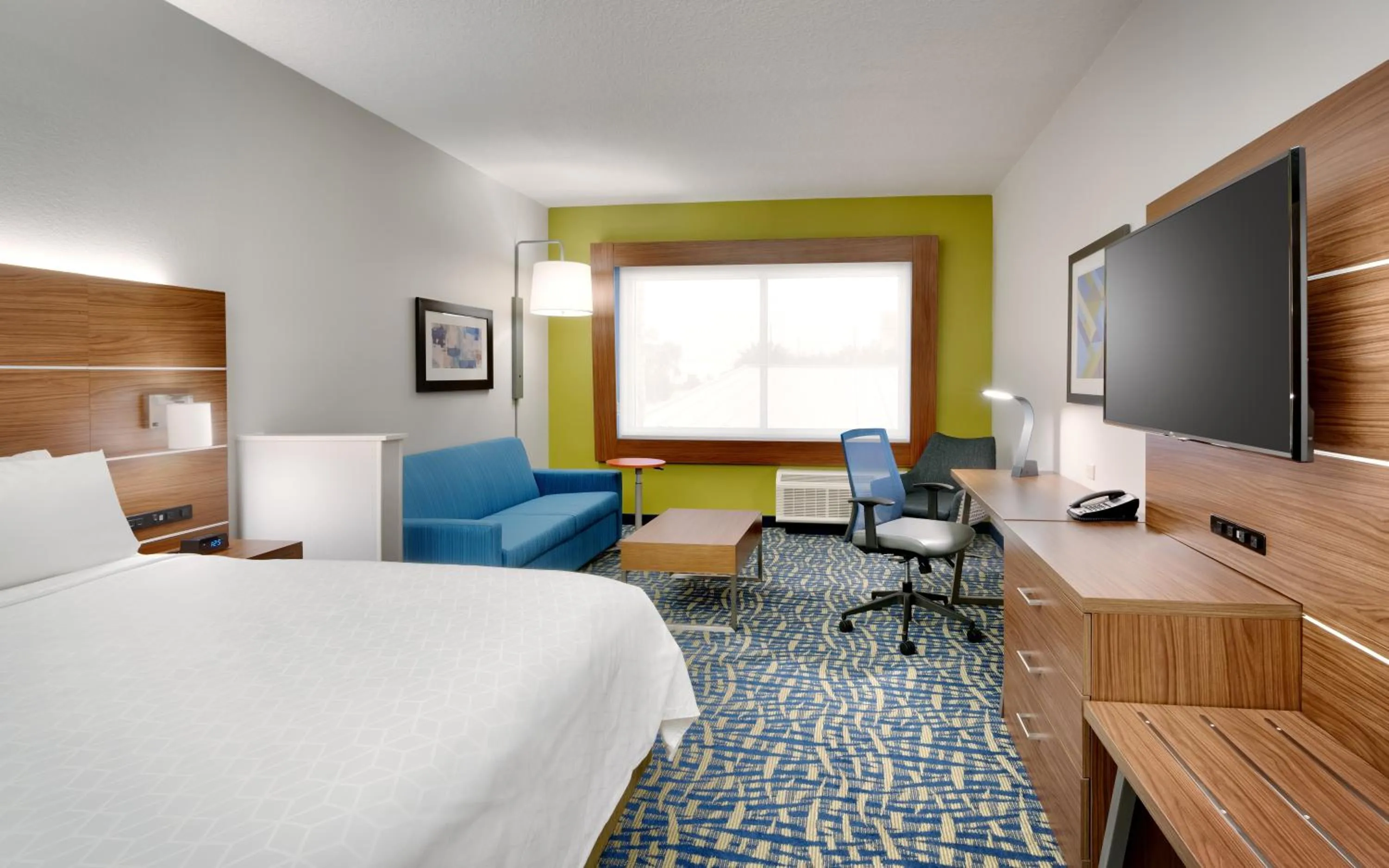 Photo of the whole room, Bed in Holiday Inn Express & Suites - Gainesville I-75 by IHG