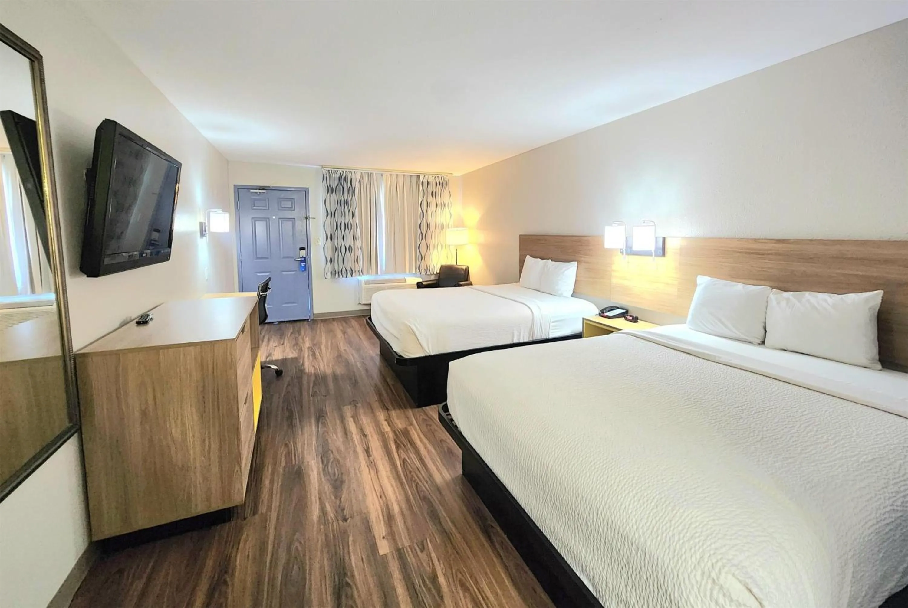 Photo of the whole room, Bed in Days Inn by Wyndham Portland/Corpus Christi