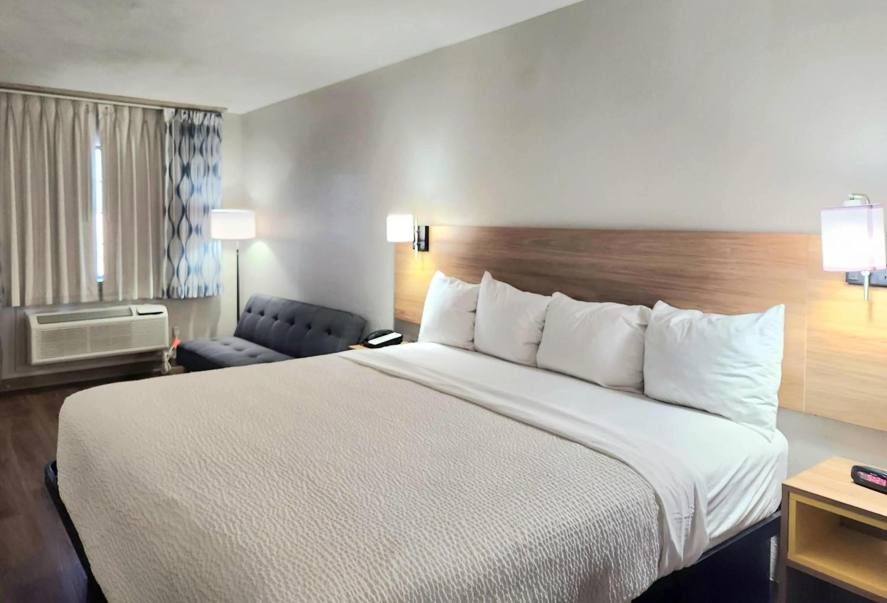 Photo of the whole room, Bed in Days Inn by Wyndham Portland/Corpus Christi