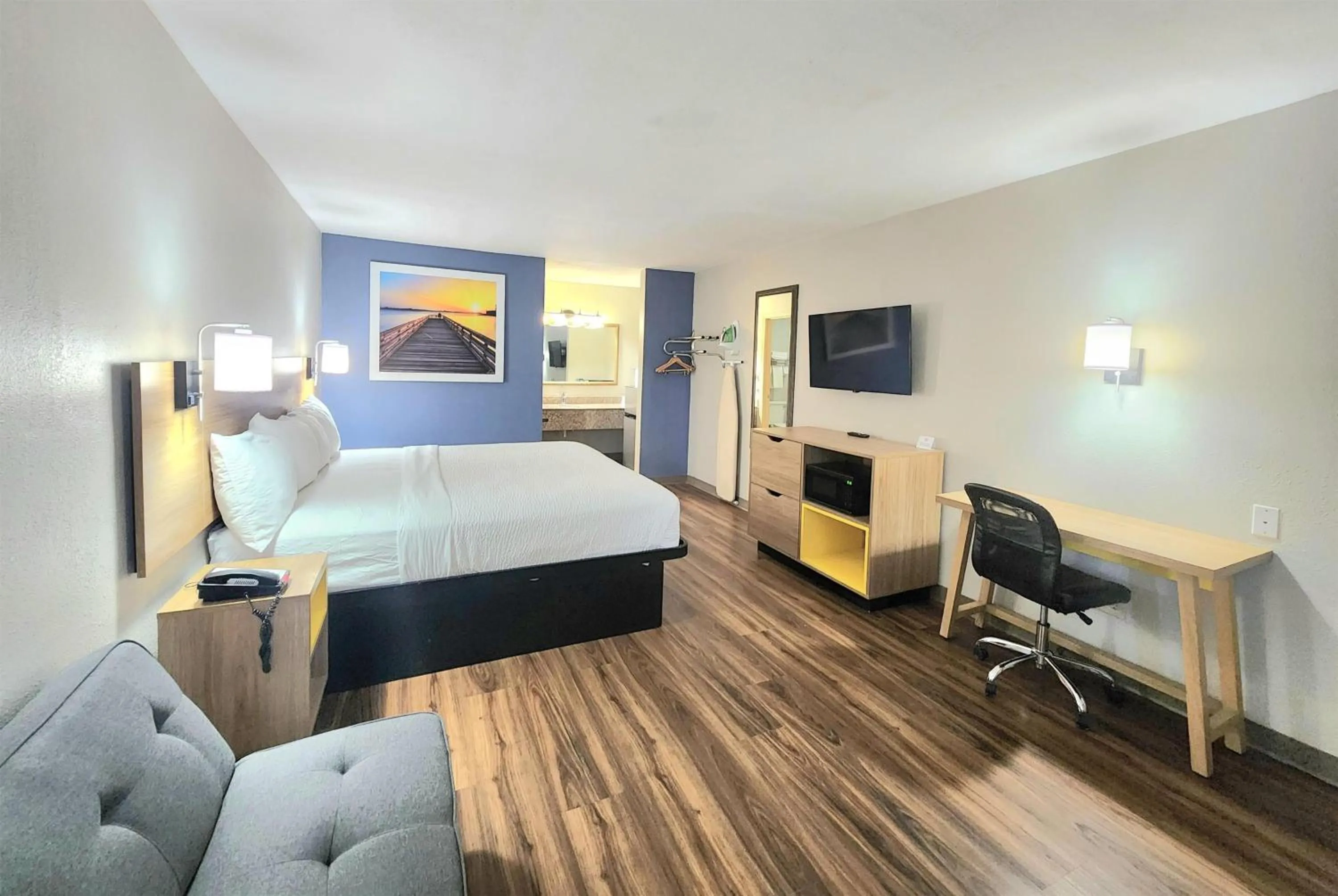 Photo of the whole room, Bed in Days Inn by Wyndham Portland/Corpus Christi