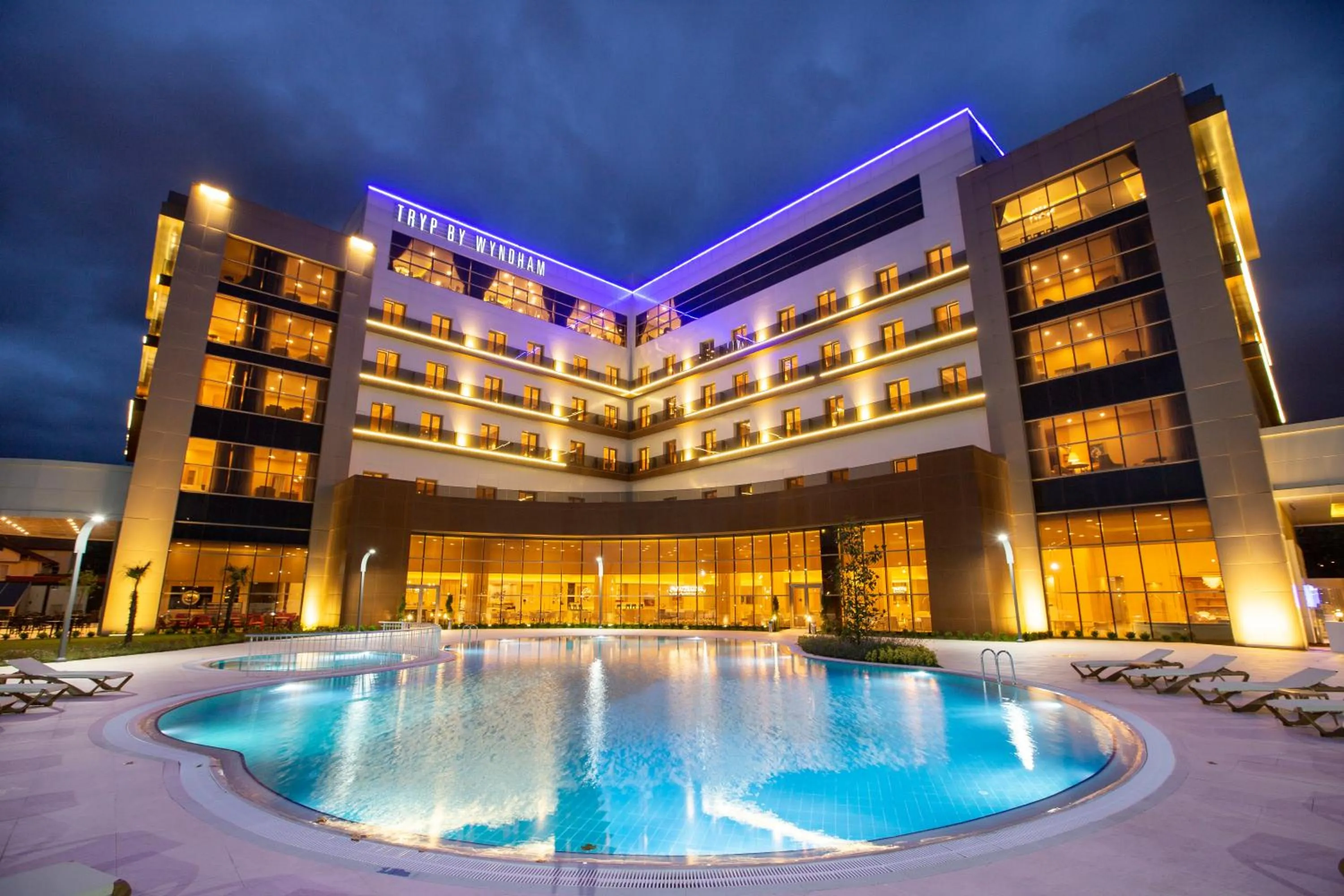 Swimming pool in TRYP by Wyndham Izmit
