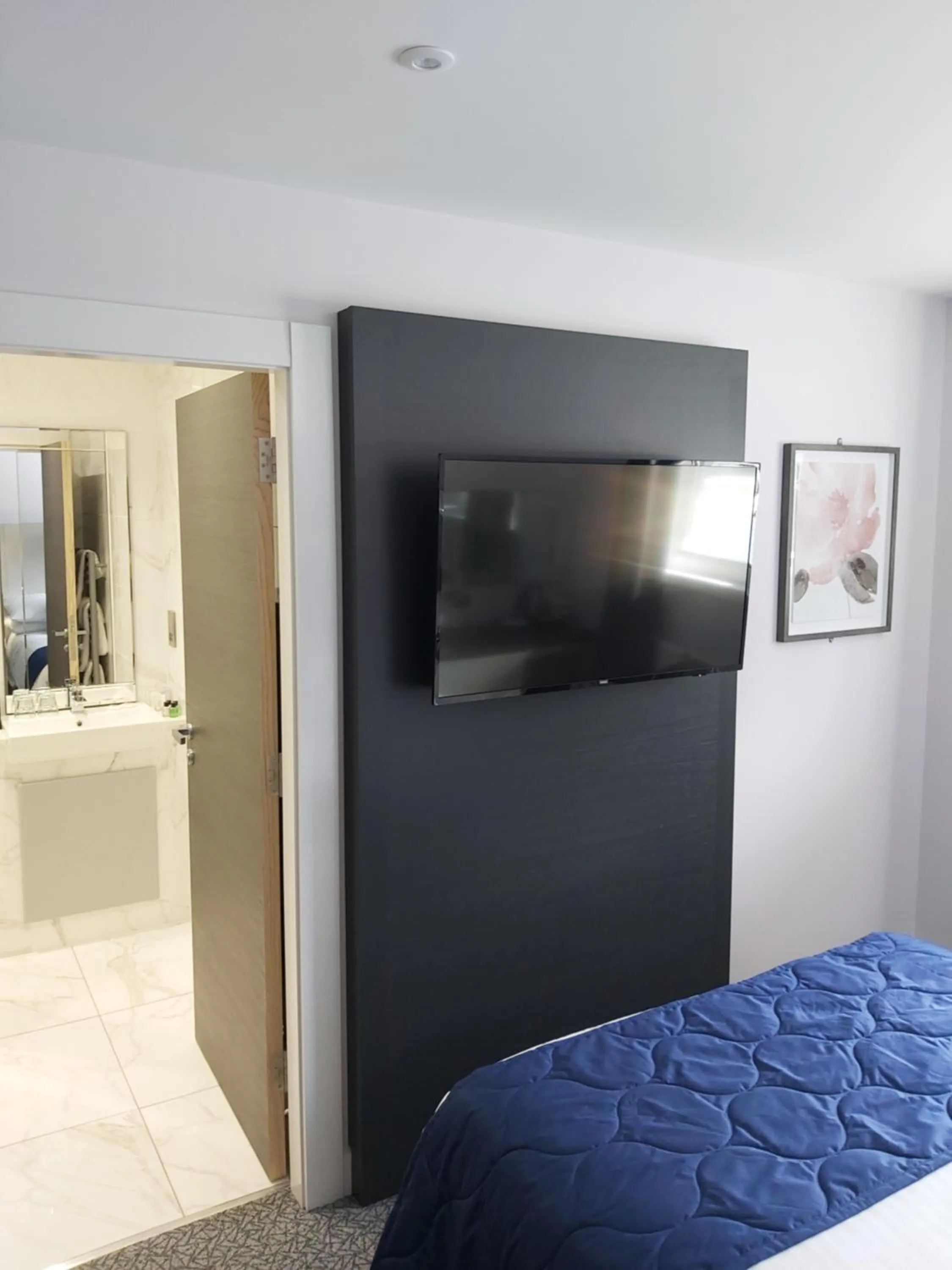 Bathroom, Bed in Dean Park Hotel