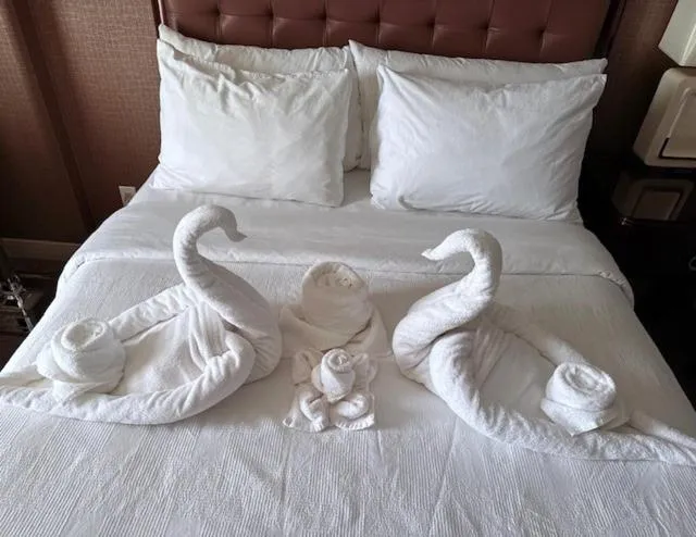 towels, Bed in Red Deer Resort & Casino