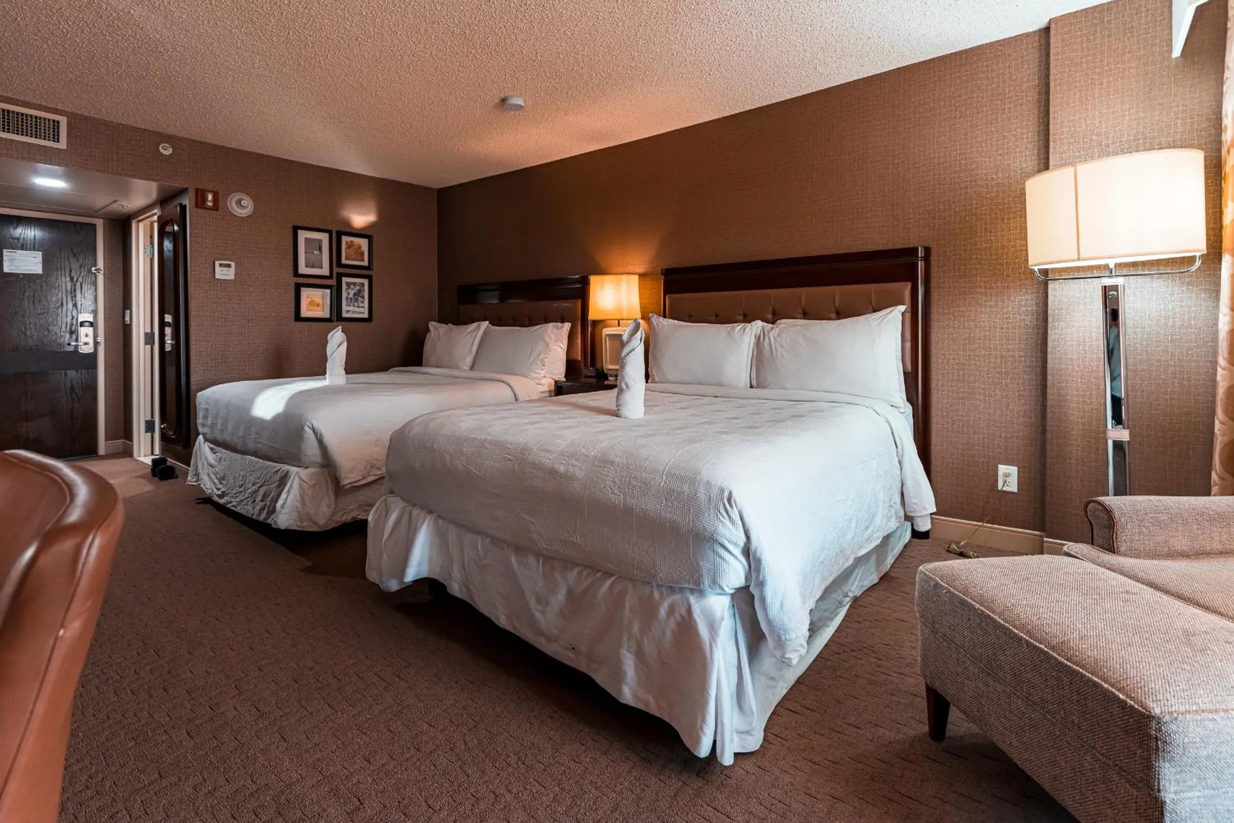 Bedroom, Bed in Red Deer Resort & Casino