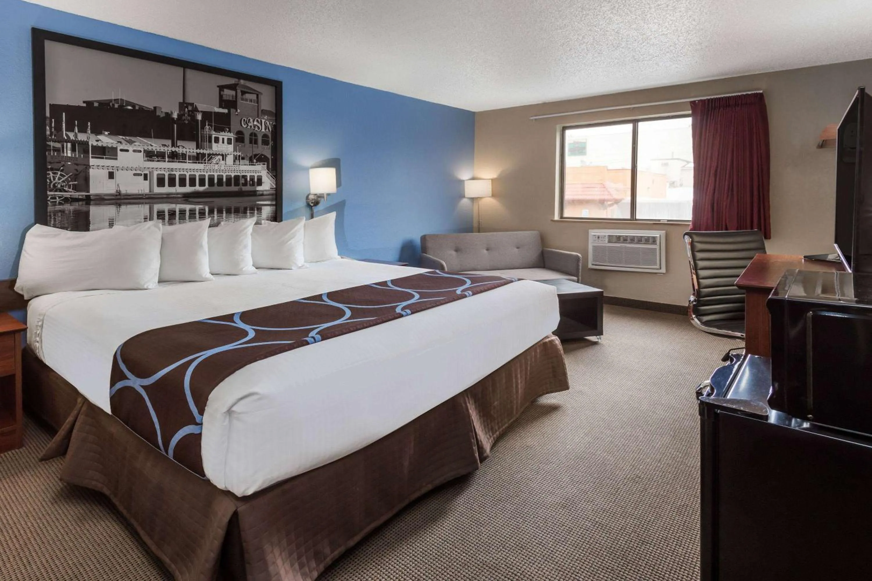 Photo of the whole room, Bed in Super 8 by Wyndham Dubuque