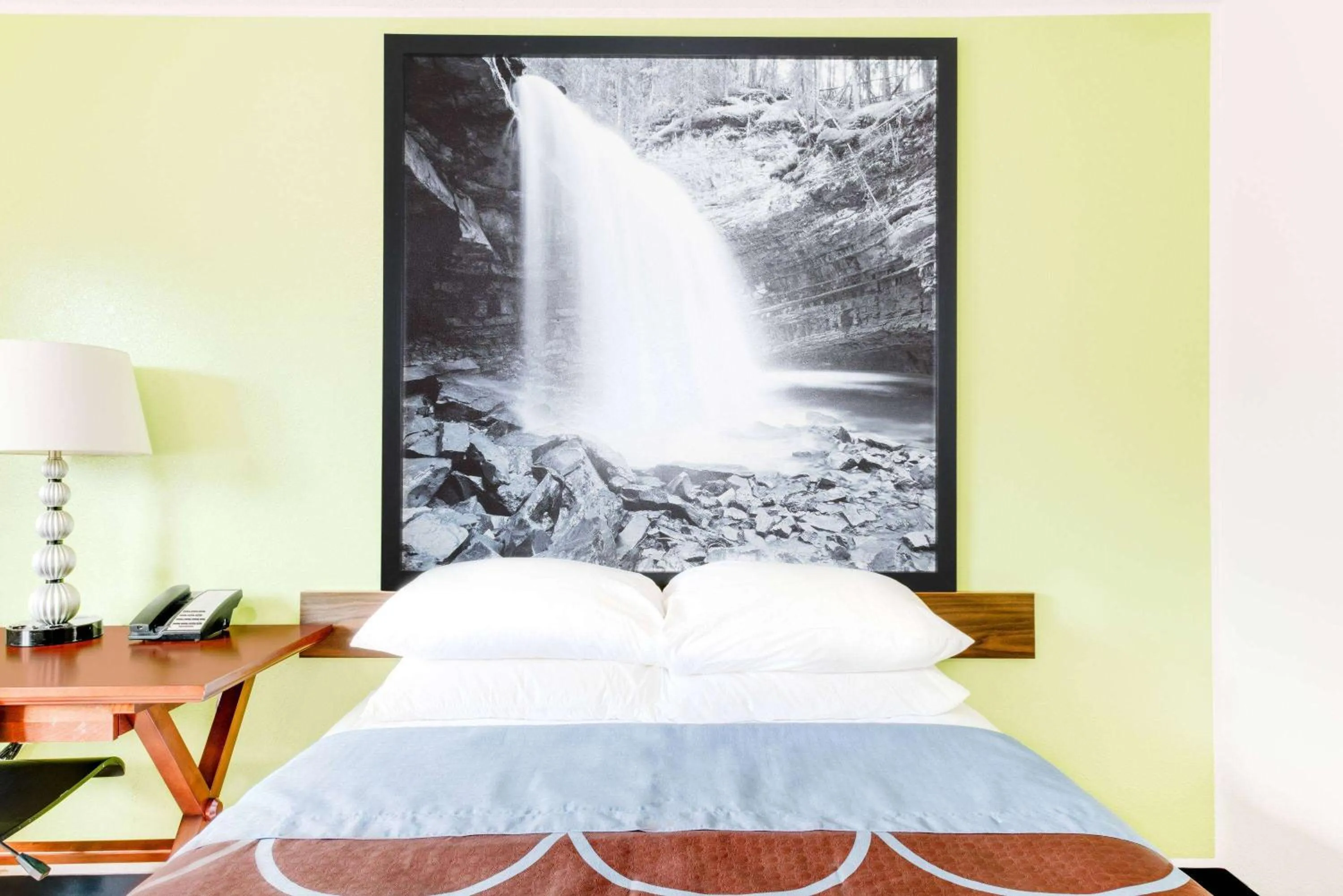 Photo of the whole room, Bed in Super 8 by Wyndham Hagerstown I-70