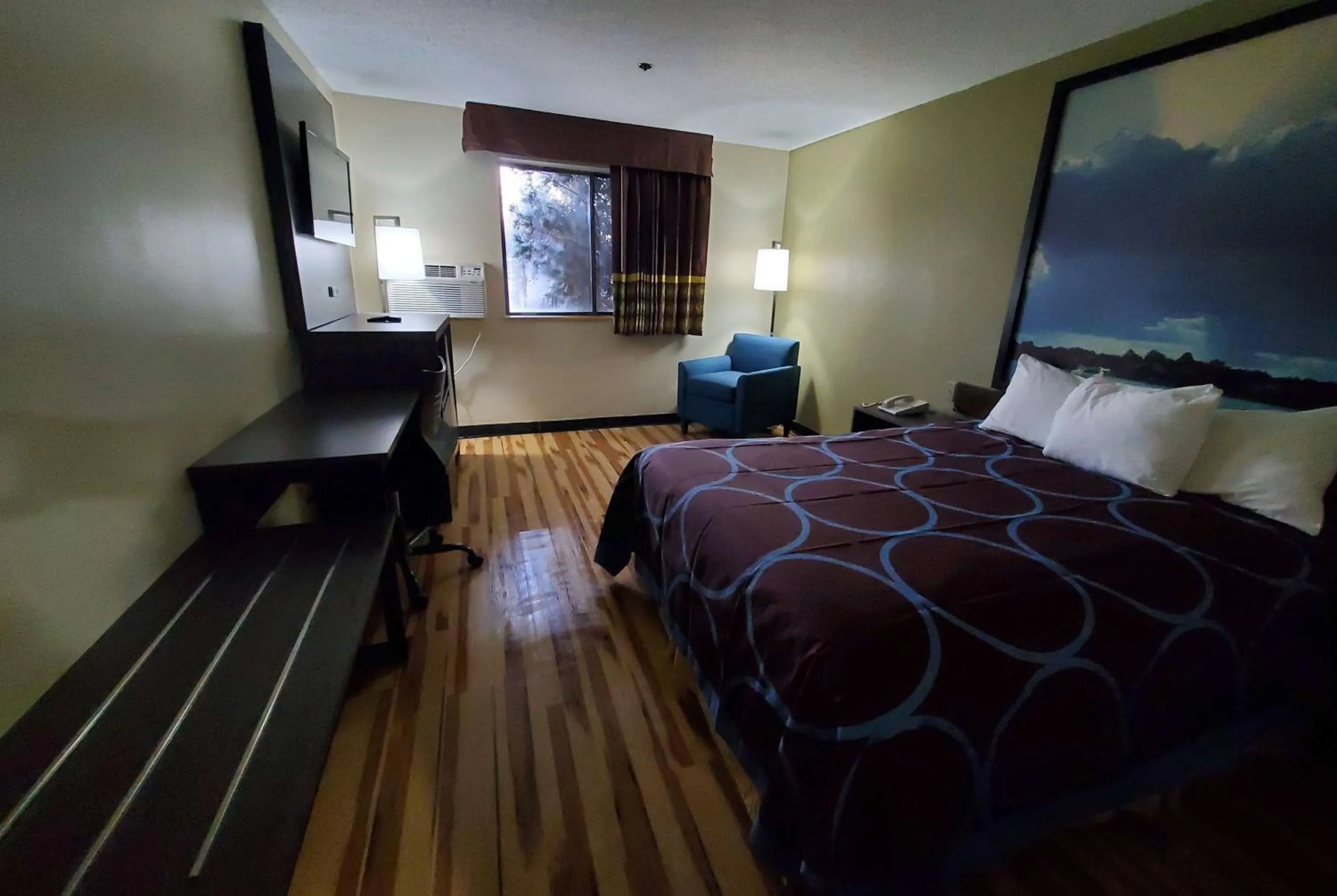 Photo of the whole room, Bed in Super 8 by Wyndham Hagerstown I-70