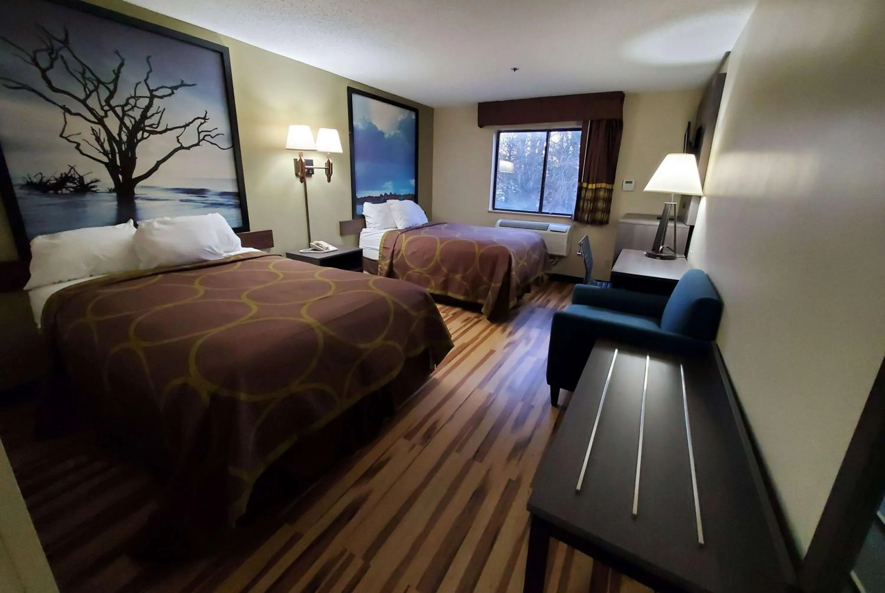 Photo of the whole room, Bed in Super 8 by Wyndham Hagerstown I-70