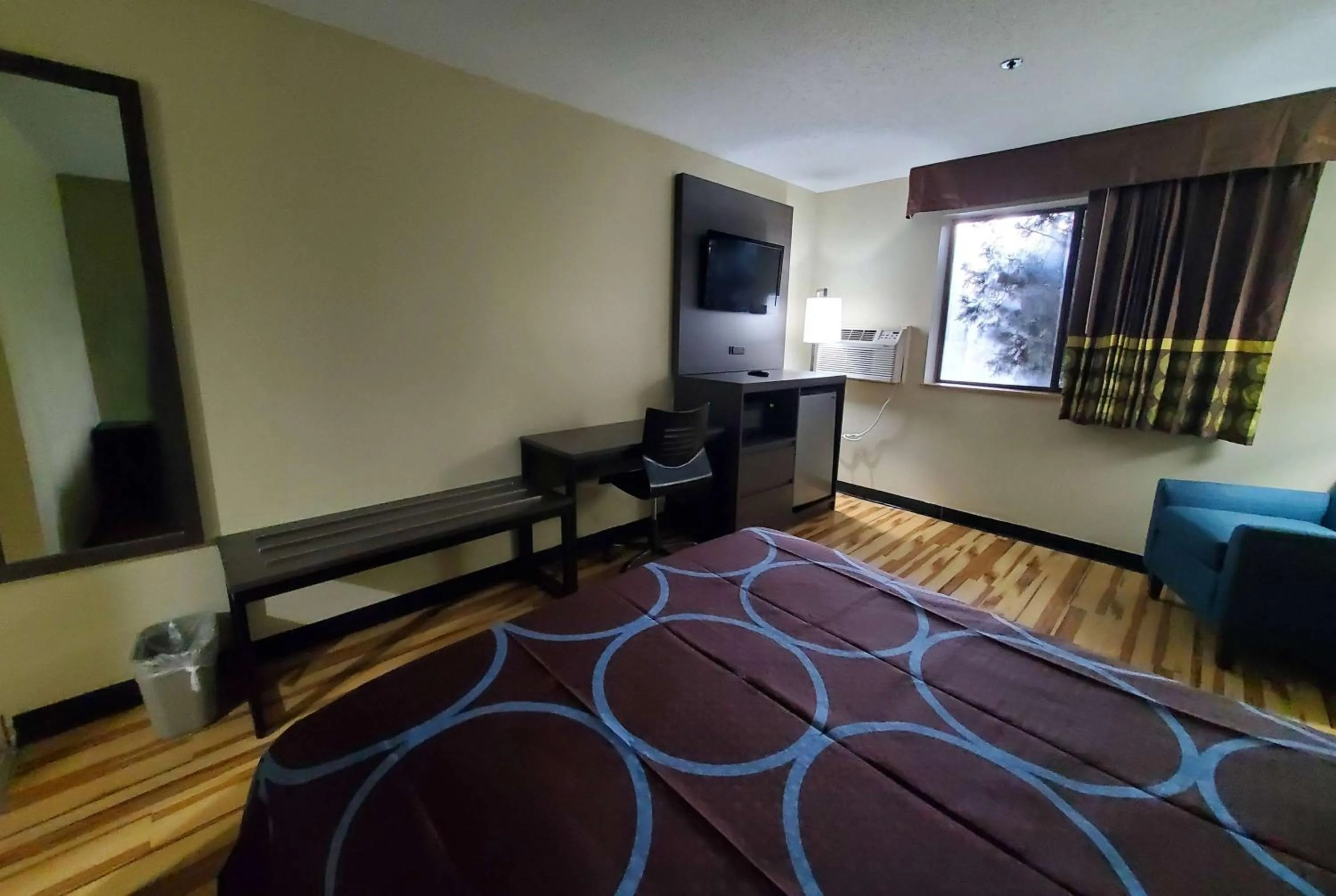 Photo of the whole room, Bed in Super 8 by Wyndham Hagerstown I-70