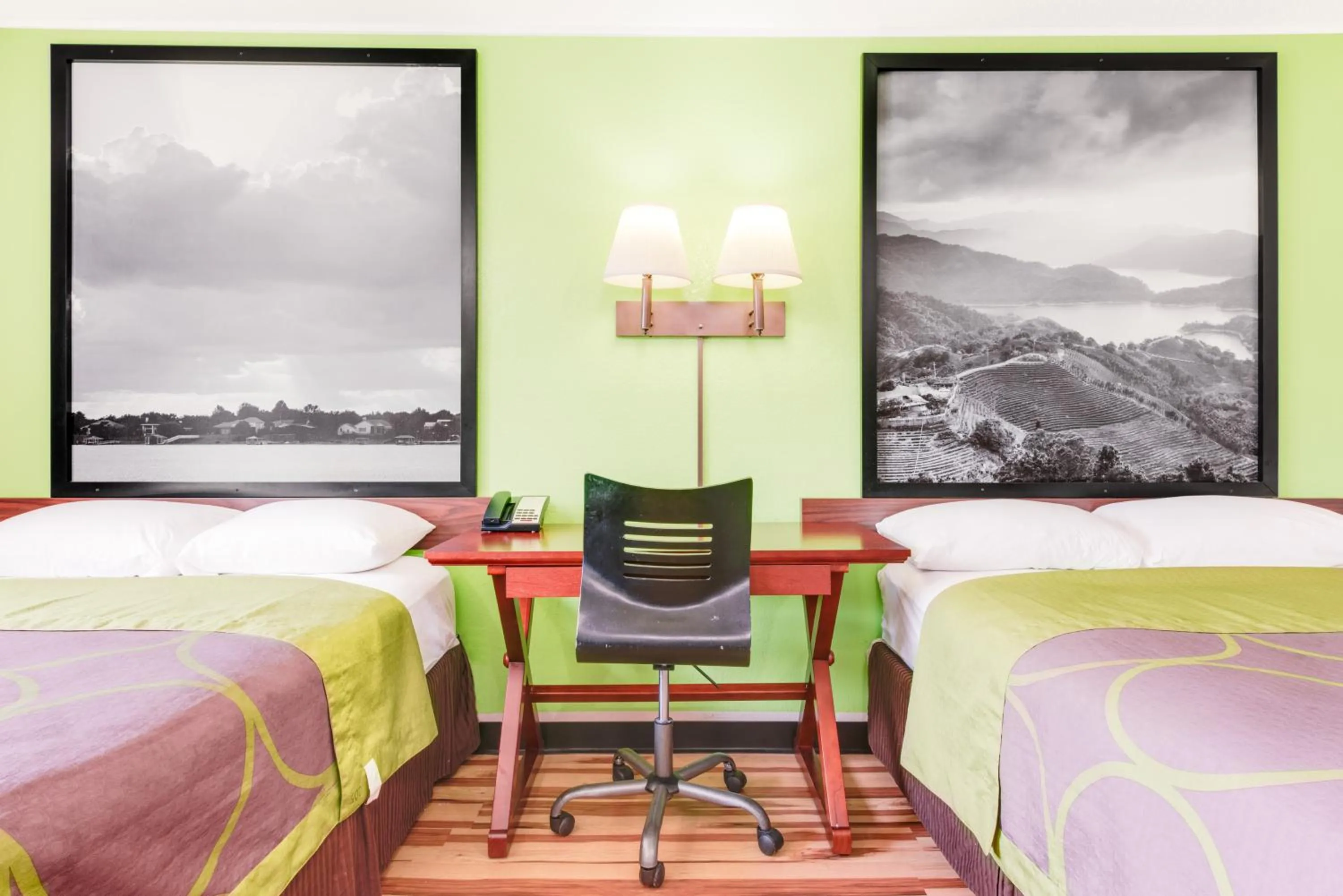 Photo of the whole room, Bed in Super 8 by Wyndham Hagerstown I-70