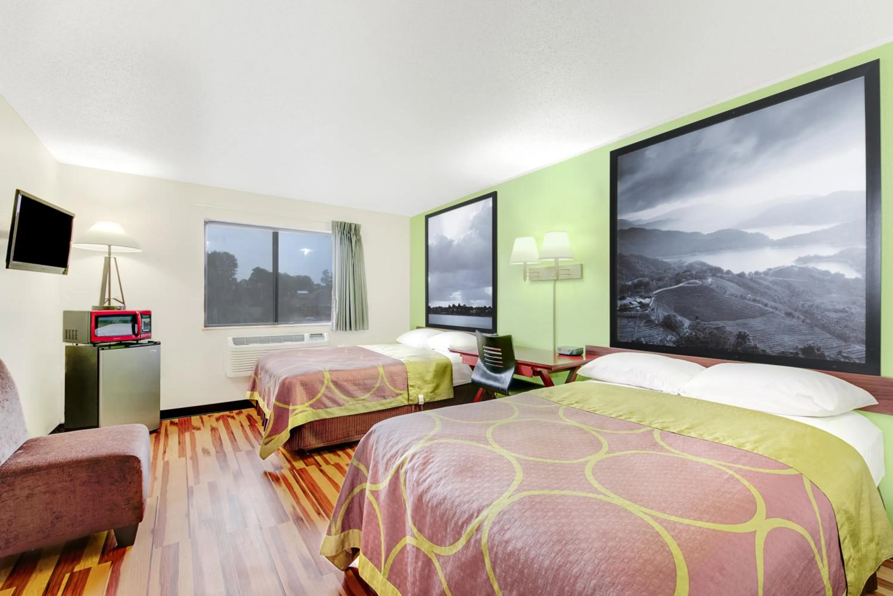 Photo of the whole room, Bed in Super 8 by Wyndham Hagerstown I-70