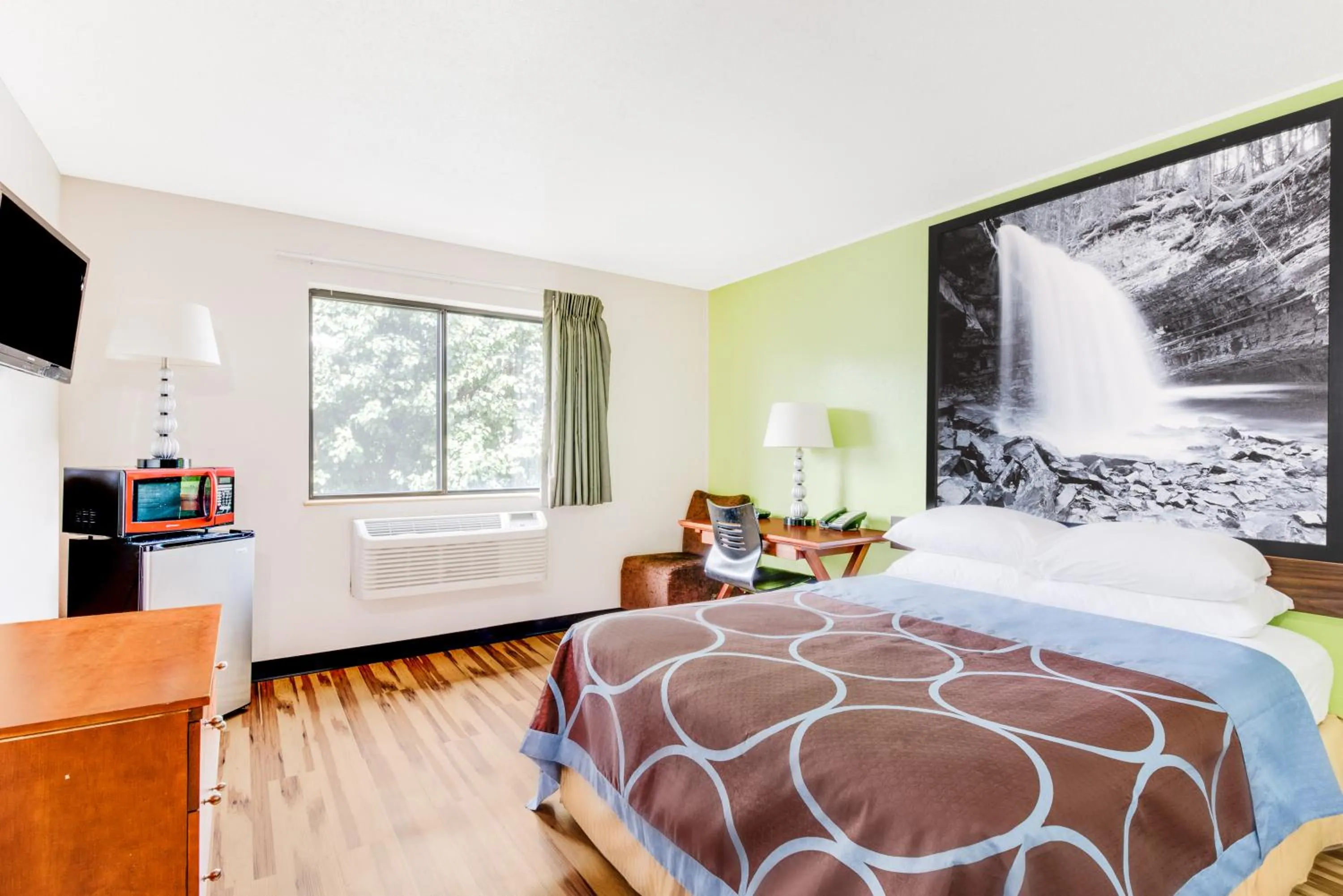 Photo of the whole room, Bed in Super 8 by Wyndham Hagerstown I-70