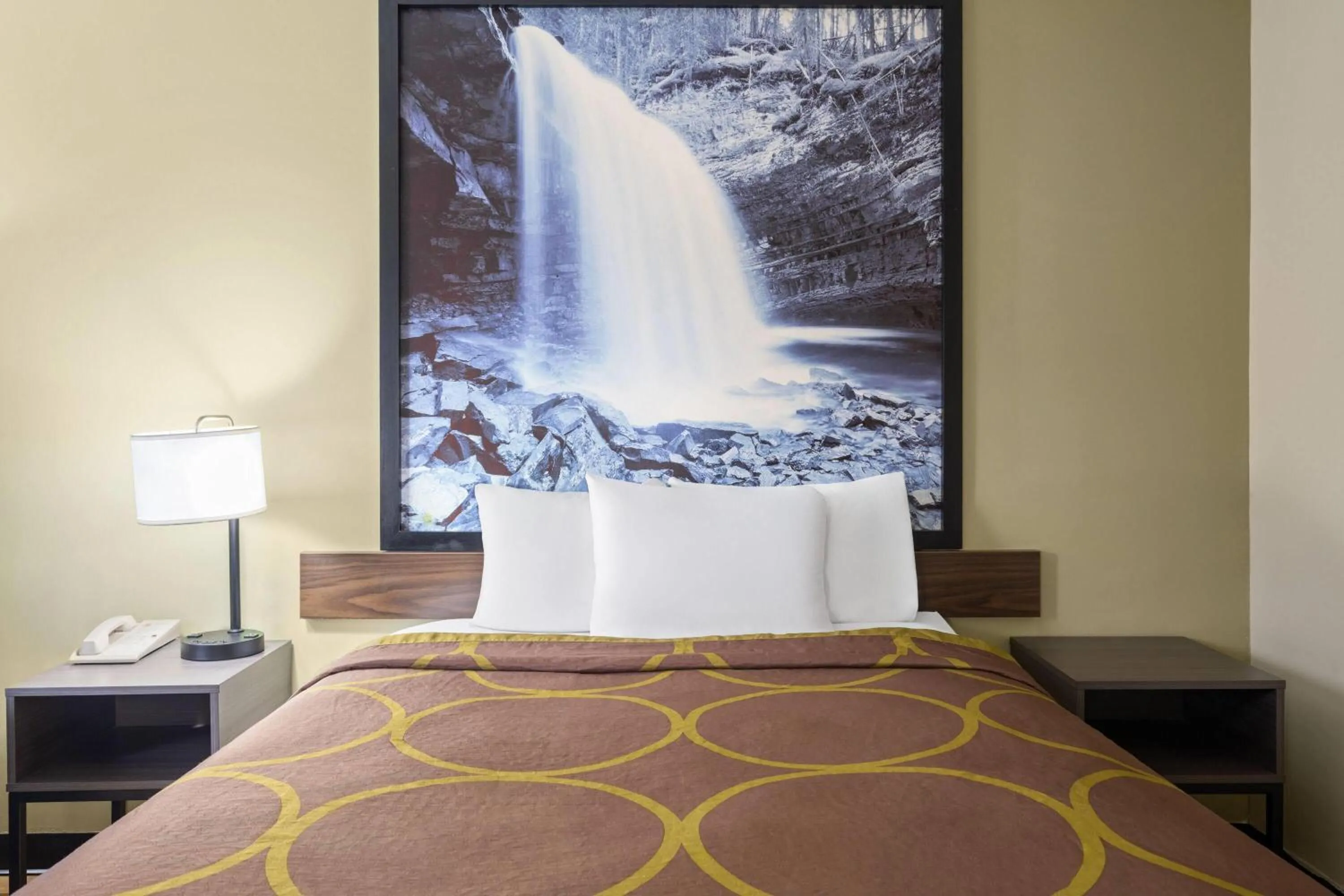 Photo of the whole room, Bed in Super 8 by Wyndham Hagerstown I-70