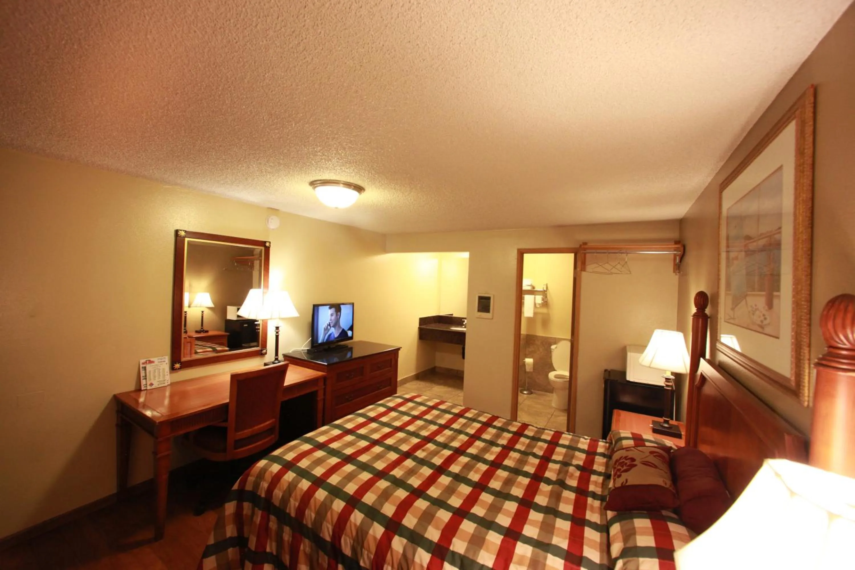 Photo of the whole room, Bed in Executive Motel