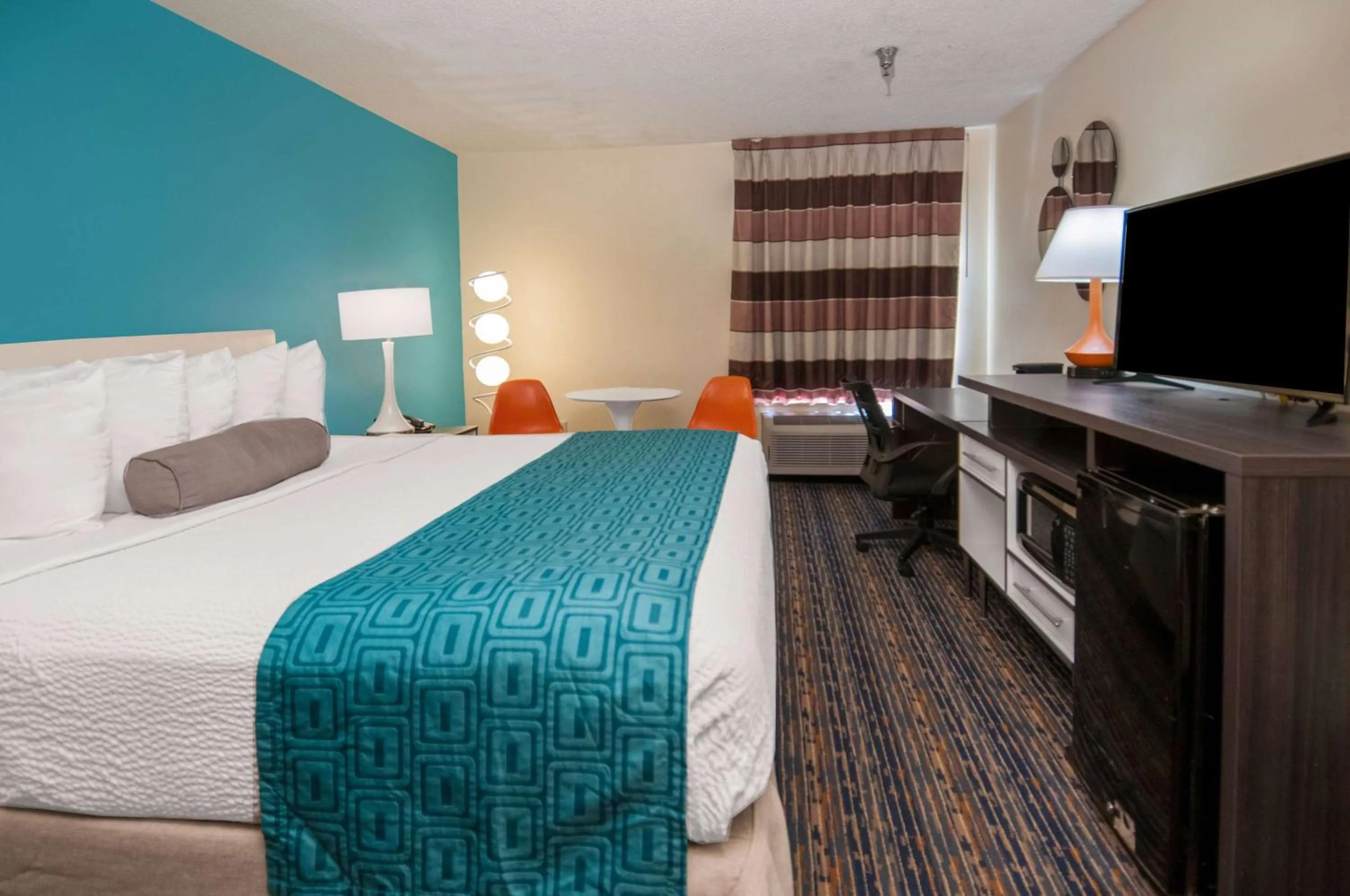 Photo of the whole room, Bed in Howard Johnson by Wyndham Scott Lafayette