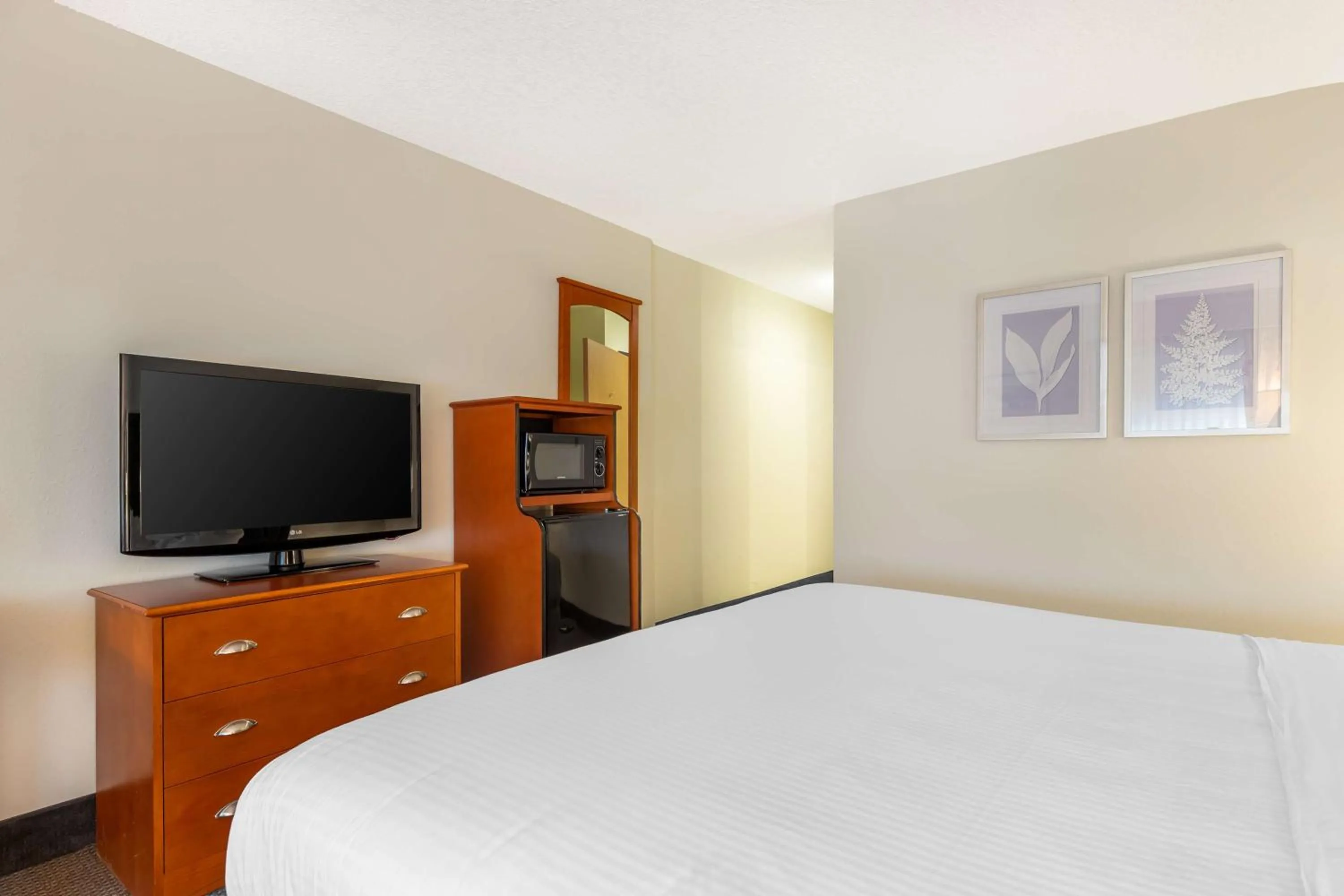 Bedroom, Bed in Best Western Plus University Park Inn & Suites