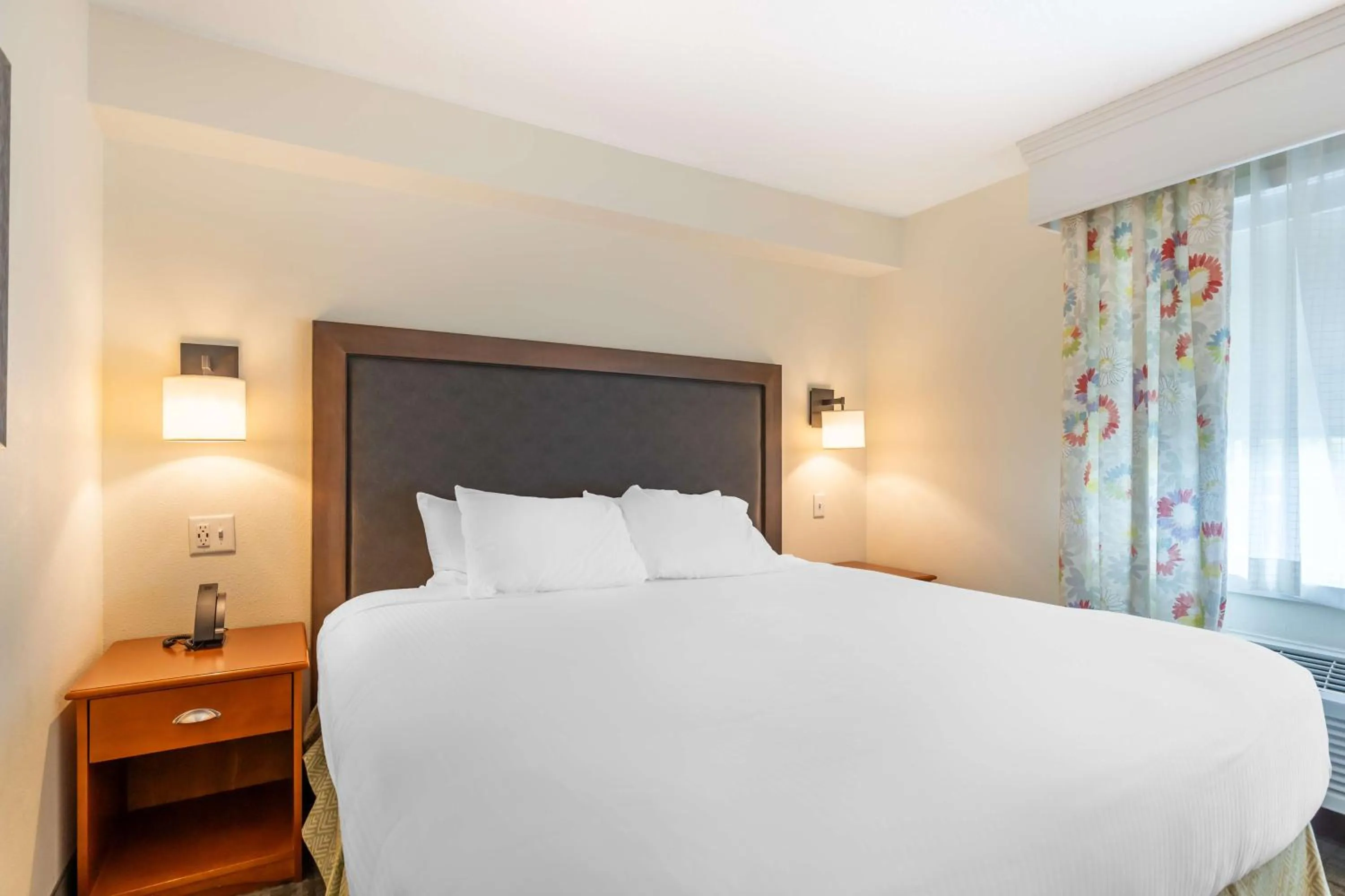 Bedroom, Bed in Best Western Plus University Park Inn & Suites