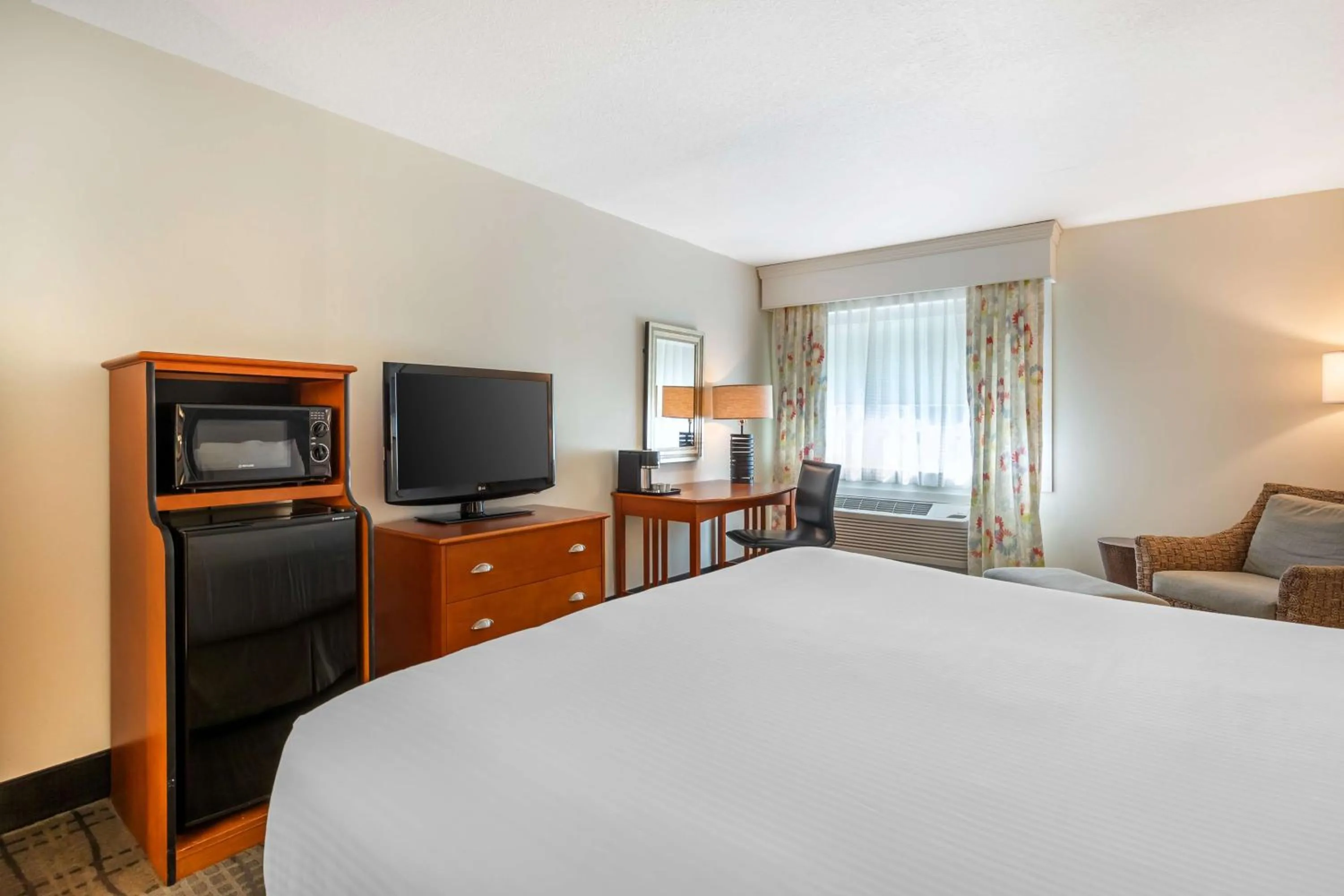 Bedroom, Bed in Best Western Plus University Park Inn & Suites