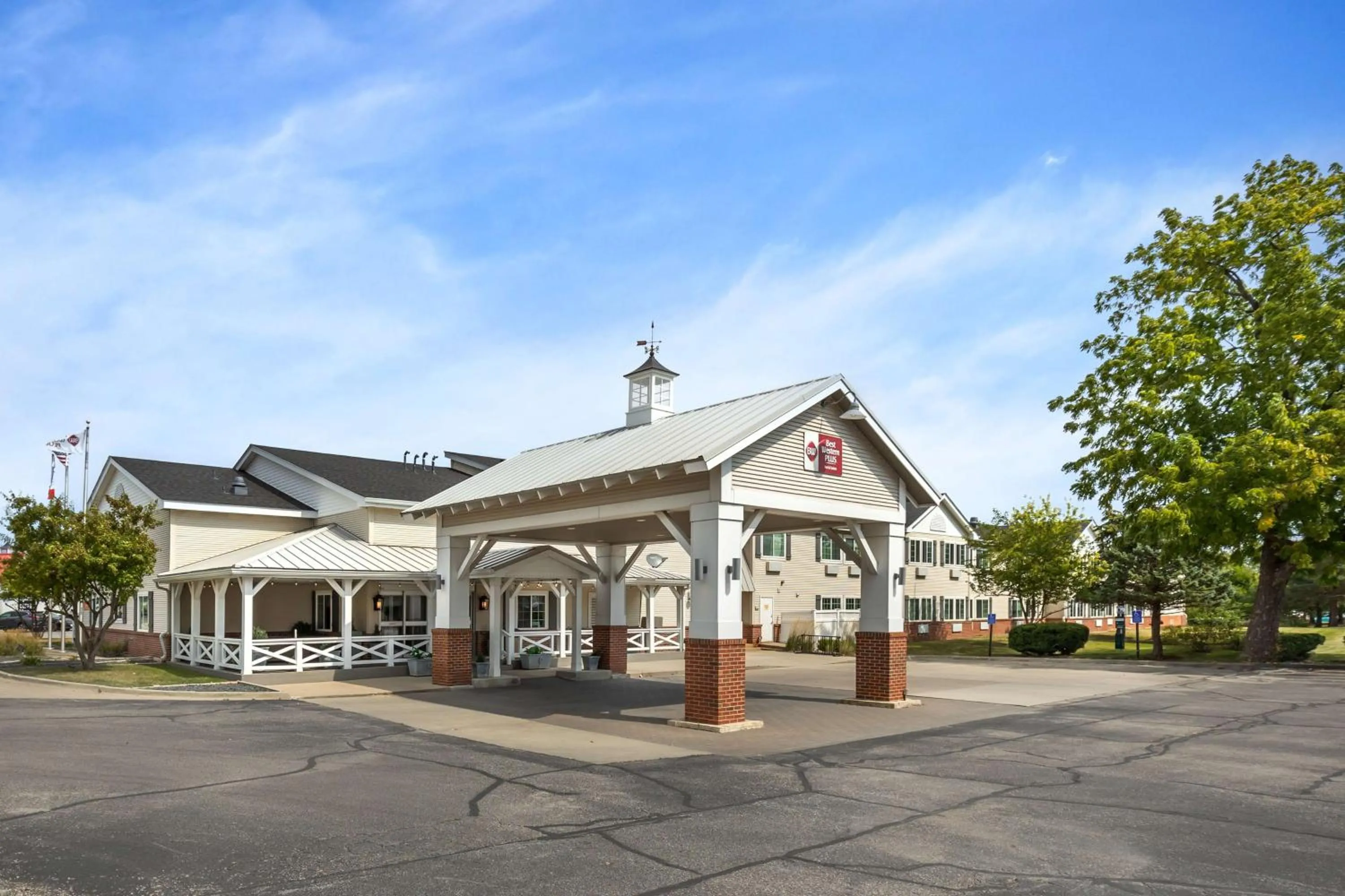 Property building in Best Western Plus University Park Inn & Suites