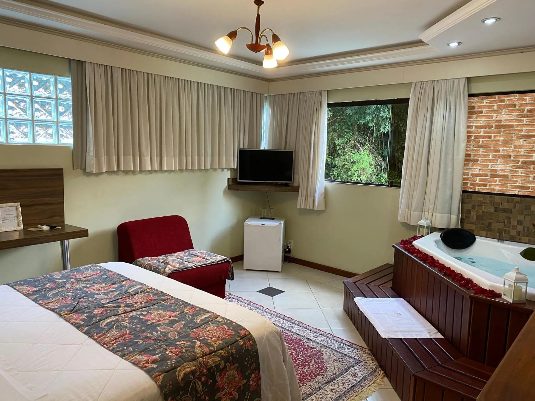 TV and multimedia, Bed in Princesa Isabel Pousada e Hotel – Dom Pedro