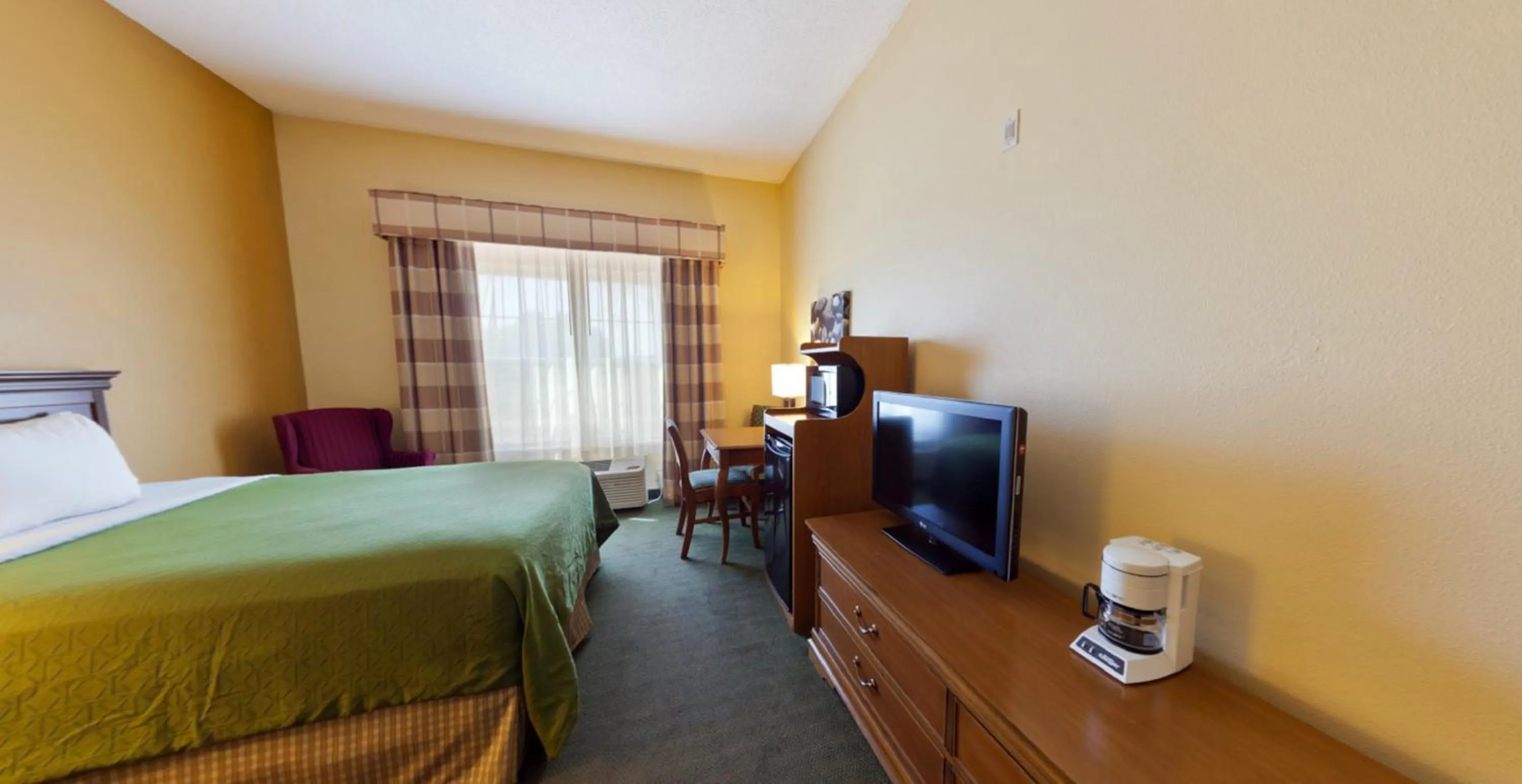 Bed in Country Inn & Suites by Radisson, Salina, KS
