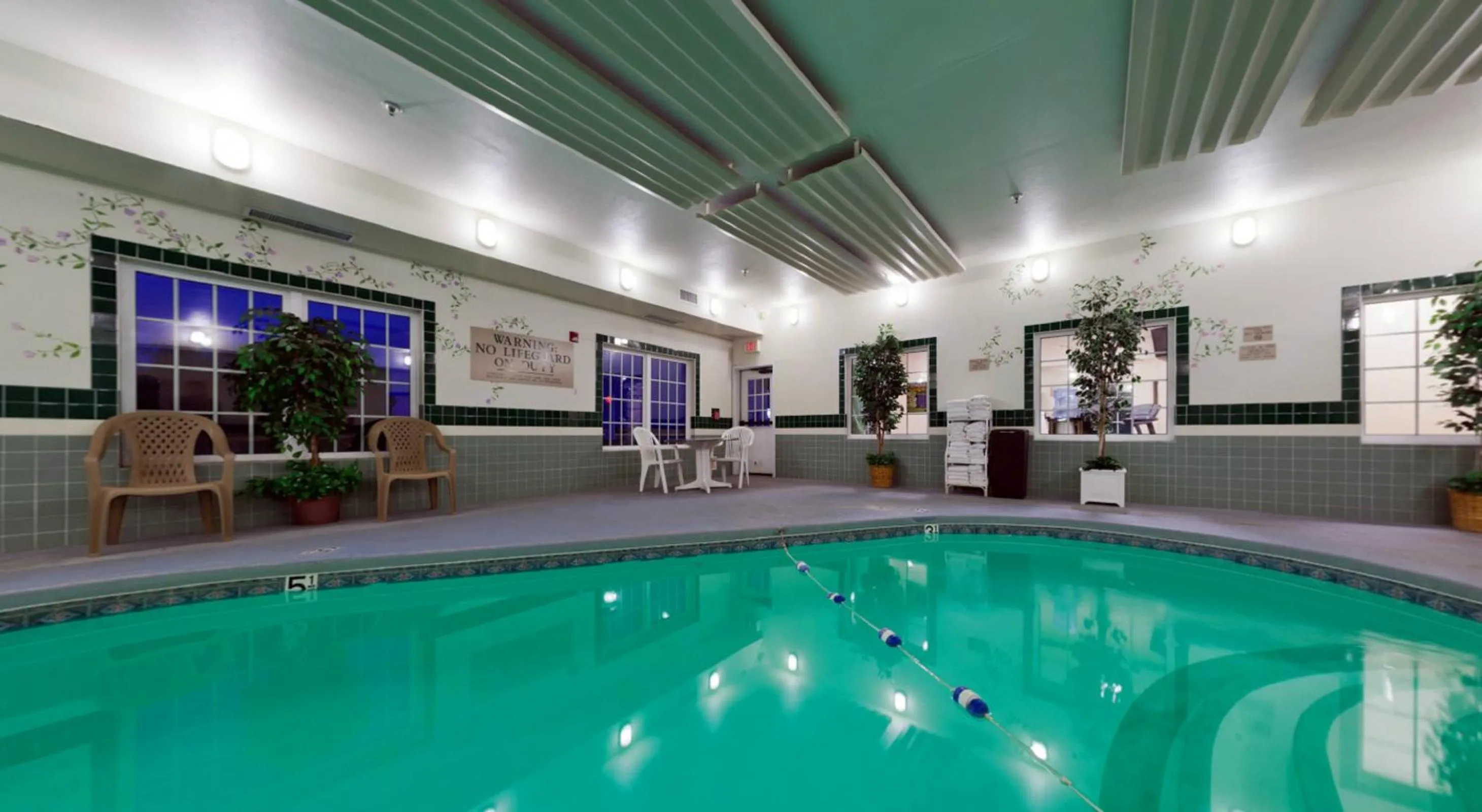 Swimming pool in Country Inn & Suites by Radisson, Salina, KS