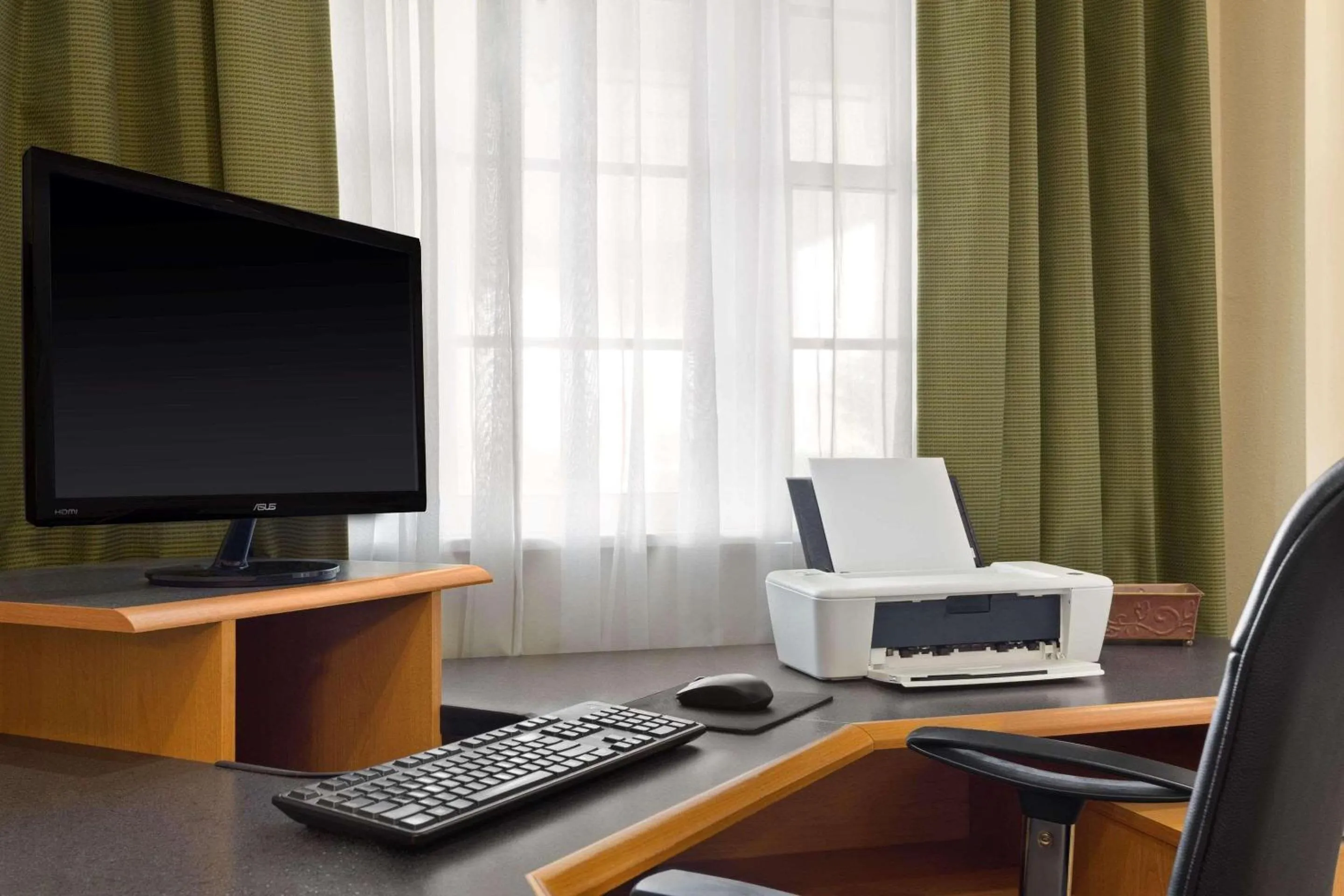 Business facilities in Country Inn & Suites by Radisson, Salina, KS