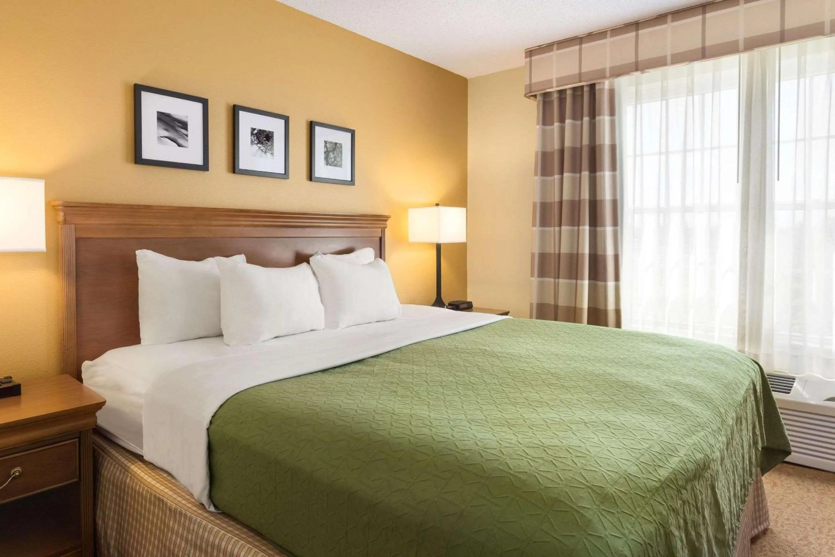 Bedroom, Bed in Country Inn & Suites by Radisson, Salina, KS